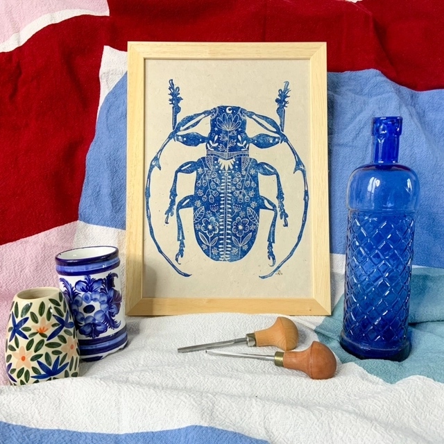 Linogravure "Insecte #3 fleuri" inspirée de ma passion pour les insectes et pour les fleurs.
Ce petit capricorne fleuri devrait se tenir à carreaux et ne pas grignoter vos intérieurs en bois et vos chalets !
-Format A4
-Non numérotée
-Papier texturé Lokta 58gr/m2 fabriqué à la main au Népal
-Impression avec une encre à base d’huile émulsionnée à l’eau
-Signée manuellement sur l’avant
-Titrée et datée au dos
-Chaque estampe est unique, il peut y avoir des variations avec la photo : cela fait la beauté de cette technique.
--
Le cadre n'est pas fourni