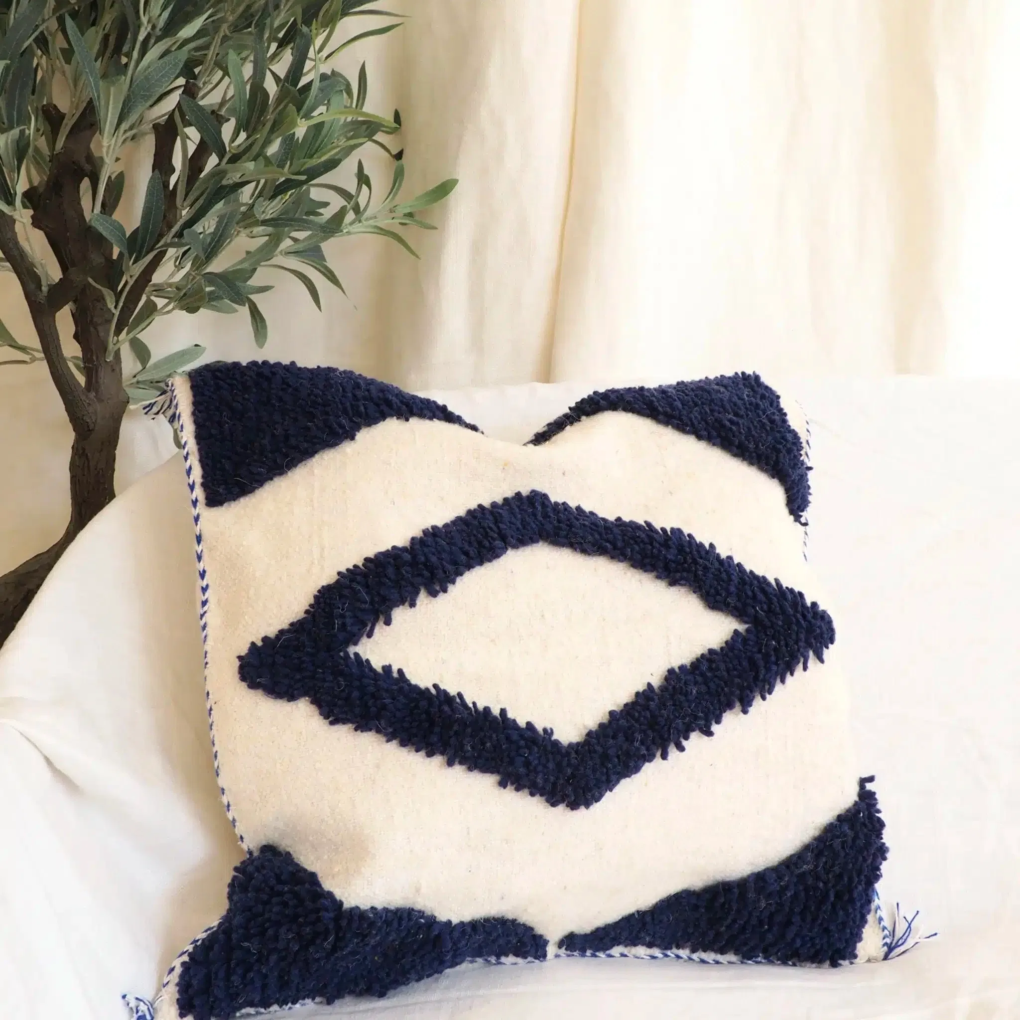 Housse de coussin Berbère graphique en laine bleu et blanc cassé. Confectionnée à la main au Maroc, à partir d’une couverture ancienne en pure laine
Parfaite pour ajouter une touche bohème à votre chambre ou votre salon. C’est une pièce unique!
N’hésitez pas à mixer les couleurs, les tailles ainsi que les matières pour une décoration unique, et insuffler un esprit bohème à votre intérieur
48 x 48 cm environ
Housse avec fermetures éclair et sans garnissage, le dos du coussin est cousu dans un tissu en coton écru chiné épais
Pour le garnissage, nous vous conseillons de ne pas vous bloquer sur les dimensions. En effet, vous pouvez remplir ces housses avec beaucoup de formats de coussins différents. Ici nous avons utilisé 1 coussins de 60 x 60cm, qui vient apporter une beau volume.
Il peut exister une légère différence de cm d’un modèle à l’autre, ainsi que quelques irrégularités ou variation de couleurs qui font tout le charme d’un objet artisanal. Les couvertures qui servent à la confection de ces coussins sont vintage, vous pourrez donc constater de légères traces du temps sur certains d’entre eux. Nous ne considérerons donc pas ces imperfections comme des défauts.
Vous pourrez constater de légères différences de motifs d’un modèle à l’autre. Elles dépendent de l’endroit du tapis ou couverture où est découpée la housse.