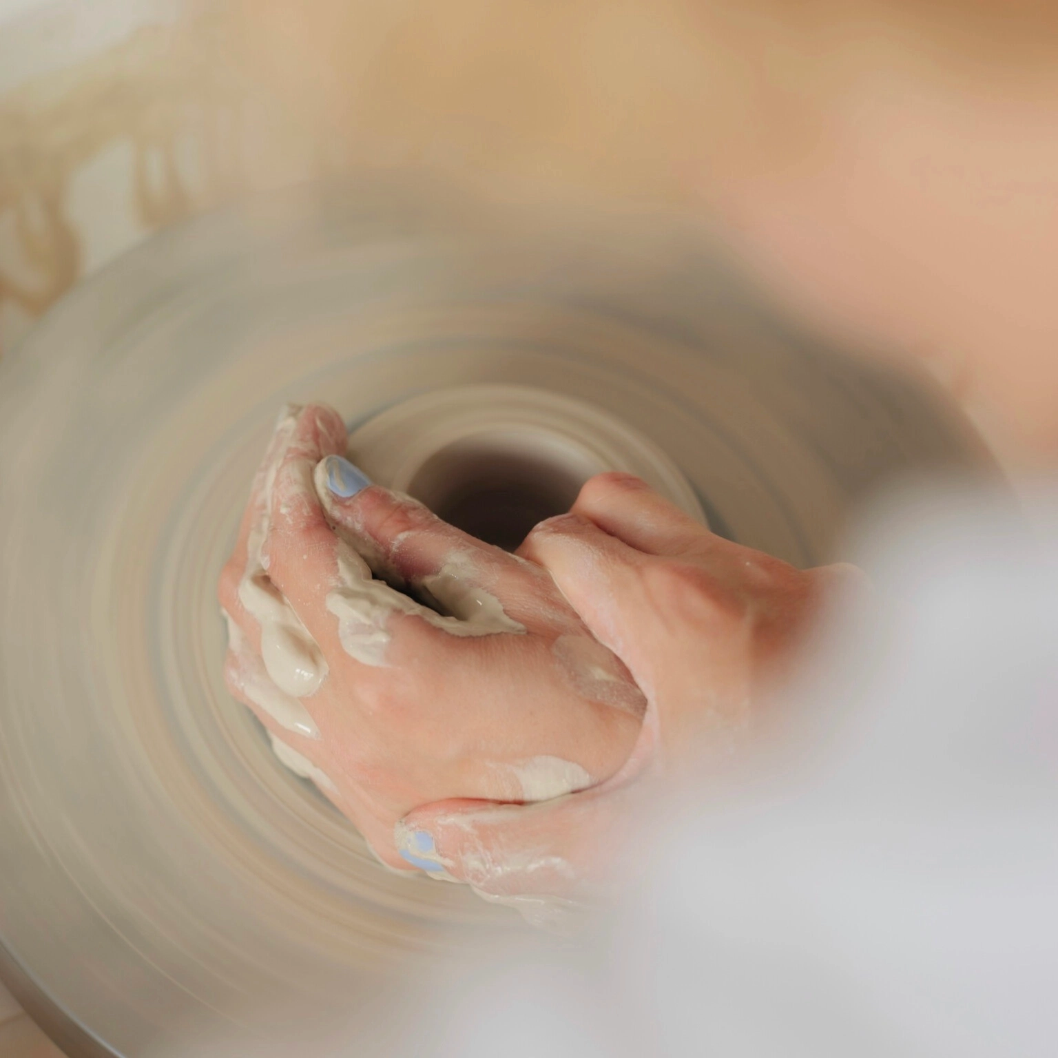 Un format de cours mixant tournage et modelage.
Accessible aux débutants ou aux initiés, cette formule vous permettra de créer des pièces uniques grâce à ces deux techniques !
Vous découvrirez la terre et ses bienfaits, les gestes du tournage et les différentes techniques du modelage — pincé, colombin, plaque — pour créer vos mugs, vases, bougeoirs, sculptures, etc.
Tous les mardis de 18h30 à 21h00.
6 places maximum