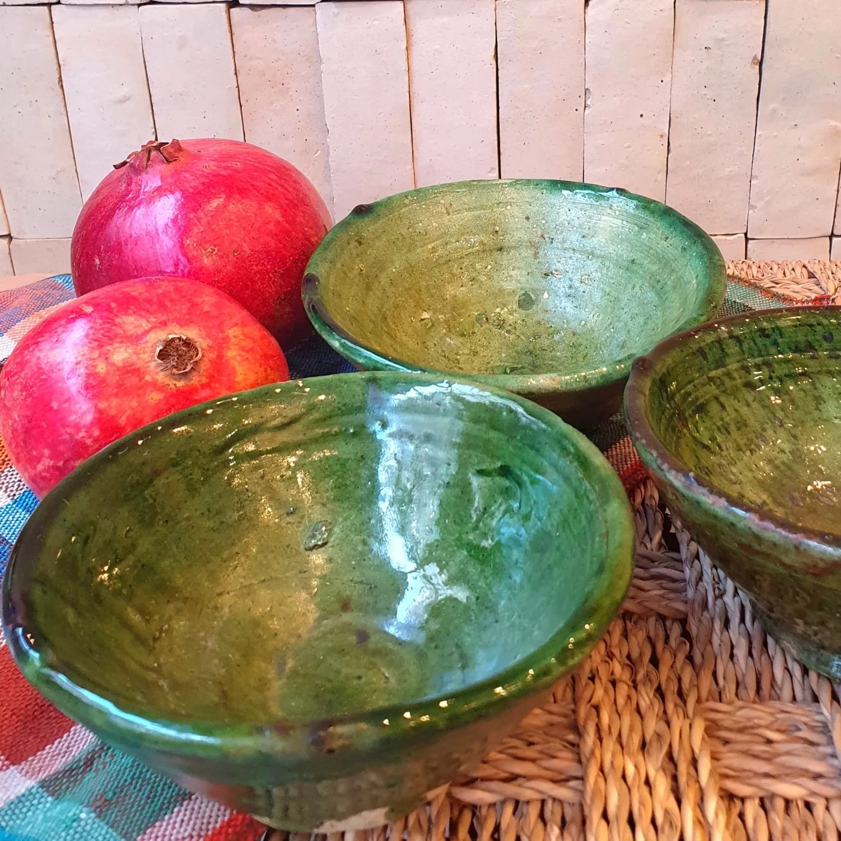 Bol Marocain Tamegroute émaillé entièrement réalisé à la main .
Ajoutez une touche authentique et bohème chic à votre décoration d’intérieur grâce à ces objets uniques aux matières naturelles!
Utilisez en cuisine tous les jours pour vos salades, apéritifs, en coupes à desserts etc… Détournez les en vide-poche, porte-savons…
Ces poteries portent le nom du village où elles sont réalisées: Tamegroute. Seulement quelques familles les fabriquent aujourd’hui, selon un savoir-faire ancestral. Les artisans façonnent chaque pièce à la main et les enduisent ensuite d’un alliage de manganèse et de cuivre. C’est la cuisson à très haute température dans des fours anciens qui apporte leur couleur verte typique, qui varie d’intensité à chaque pièce.
Veuillez noter qu’aucune pièce n’est parfaite: fissures, coulures, bosses, asymétries, etc font partie intégrante des poteries de Tamegroute. La couleur verte diffère à chaque objet, de clair à foncé, et peut parfois ne pas recouvrir la pièce en totalité, laissant ainsi découvrir l’argile.
Ils trouveront leur place dans toutes les pièces de la maison. Disposez les seuls ou en accumulation, en jouant avec leurs différentes tailles, sur une table dans le salon, dans une chambre, sur un buffet, dans une salle de bain…
Ne passent pas au lave-vaisselle
Dimensions : Ils mesurent environ 16 cm de diamètre pour 7 cm de hauteur