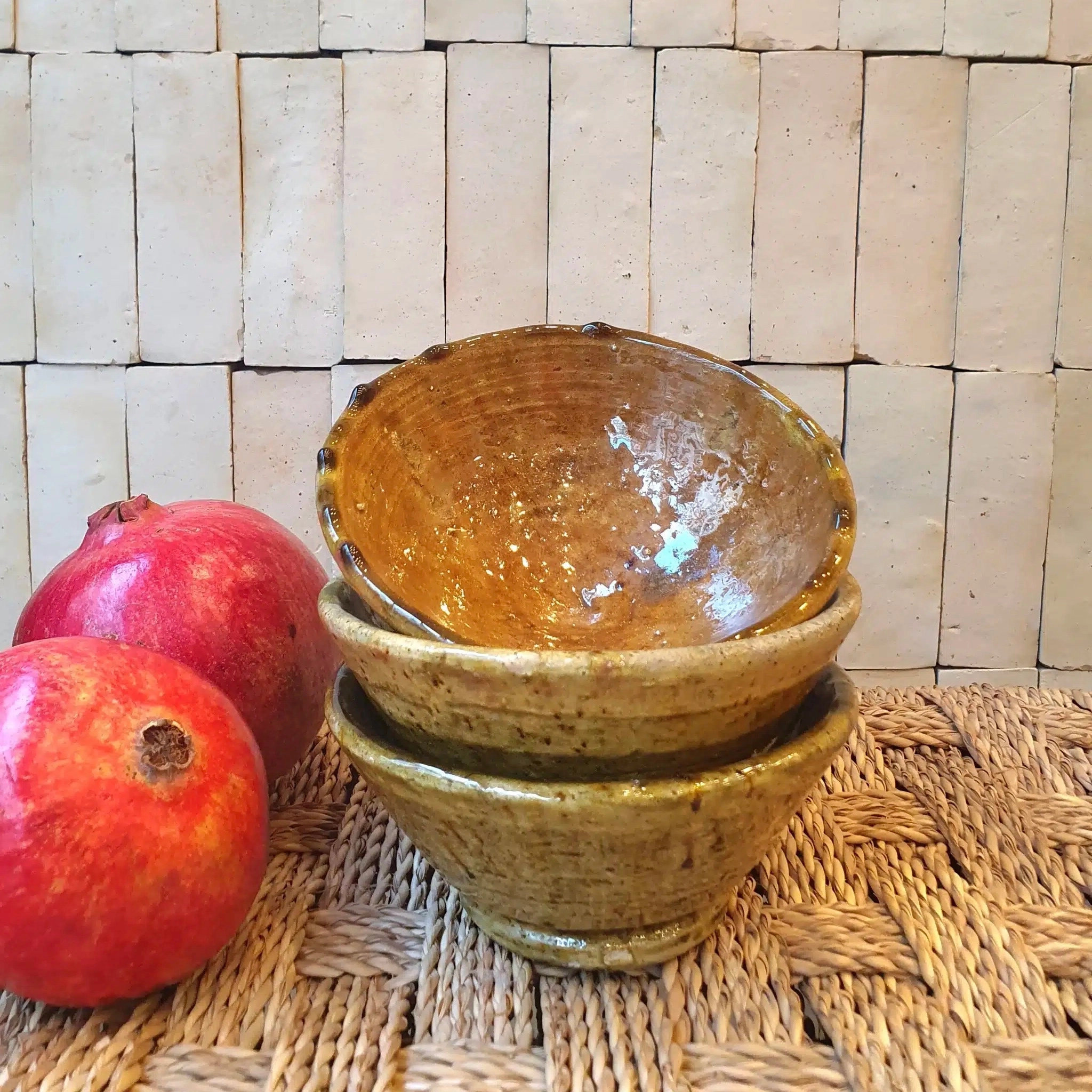 Bol Marocain Tamegroute émaillé entièrement réalisé à la main .
Ajoutez une touche authentique et bohème chic à votre décoration d’intérieur grâce à ces objets uniques aux matières naturelles!
Utilisez en cuisine tous les jours pour vos salades, apéritifs, en coupes à desserts etc… Détournez les en vide-poche, porte-savons…
Ces poteries portent le nom du village où elles sont réalisées: Tamegroute. Seulement quelques familles les fabriquent aujourd’hui, selon un savoir-faire ancestral. Les artisans façonnent chaque pièce à la main et les enduisent ensuite d’un alliage de manganèse et de cuivre. C’est la cuisson à très haute température dans des fours anciens qui apporte leur couleur verte typique, qui varie d’intensité à chaque pièce.
Veuillez noter qu’aucune pièce n’est parfaite: fissures, coulures, bosses, asymétries, etc font partie intégrante des poteries de Tamegroute. La couleur verte diffère à chaque objet, de clair à foncé, et peut parfois ne pas recouvrir la pièce en totalité, laissant ainsi découvrir l’argile.
Ils trouveront leur place dans toutes les pièces de la maison. Disposez les seuls ou en accumulation, en jouant avec leurs différentes tailles, sur une table dans le salon, dans une chambre, sur un buffet, dans une salle de bain…
Ne passent pas au lave-vaisselle
Dimensions : Ils mesurent environ 16 cm de diamètre pour 7 cm de hauteur