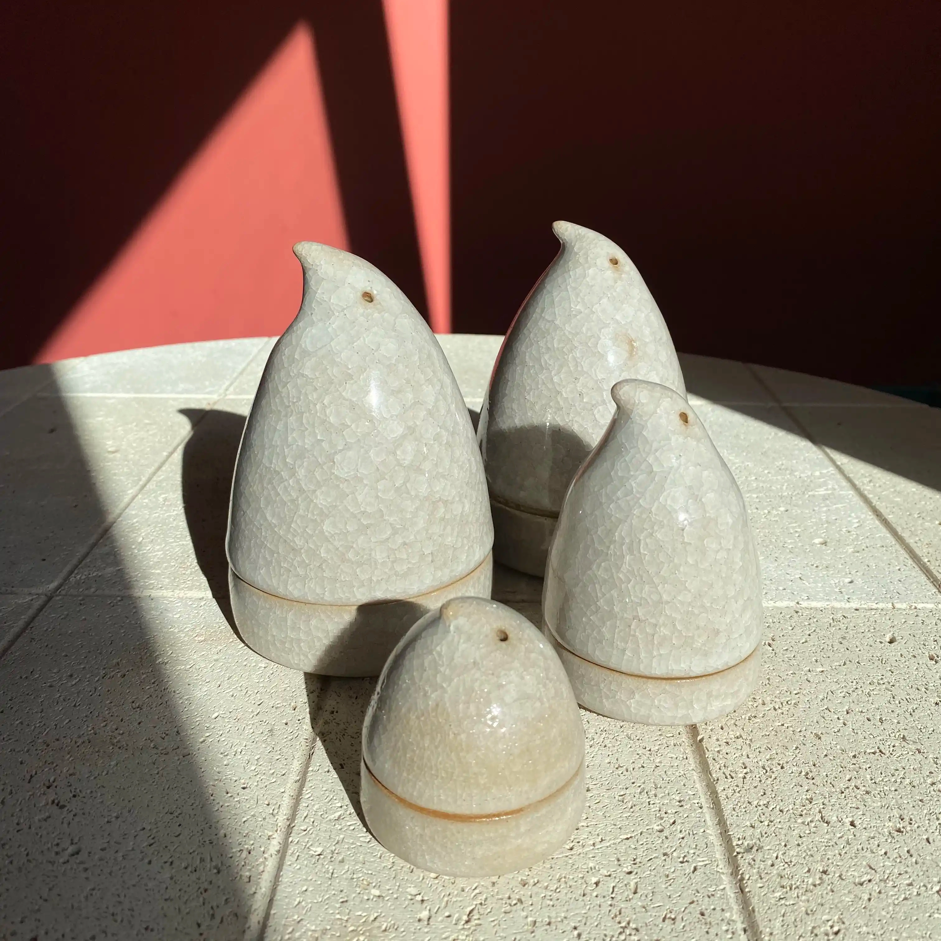 Pièces décoratives en forme de pingouin, disponibles en figurines et en petites boîtes de rangement pour bijoux ou petits objets.