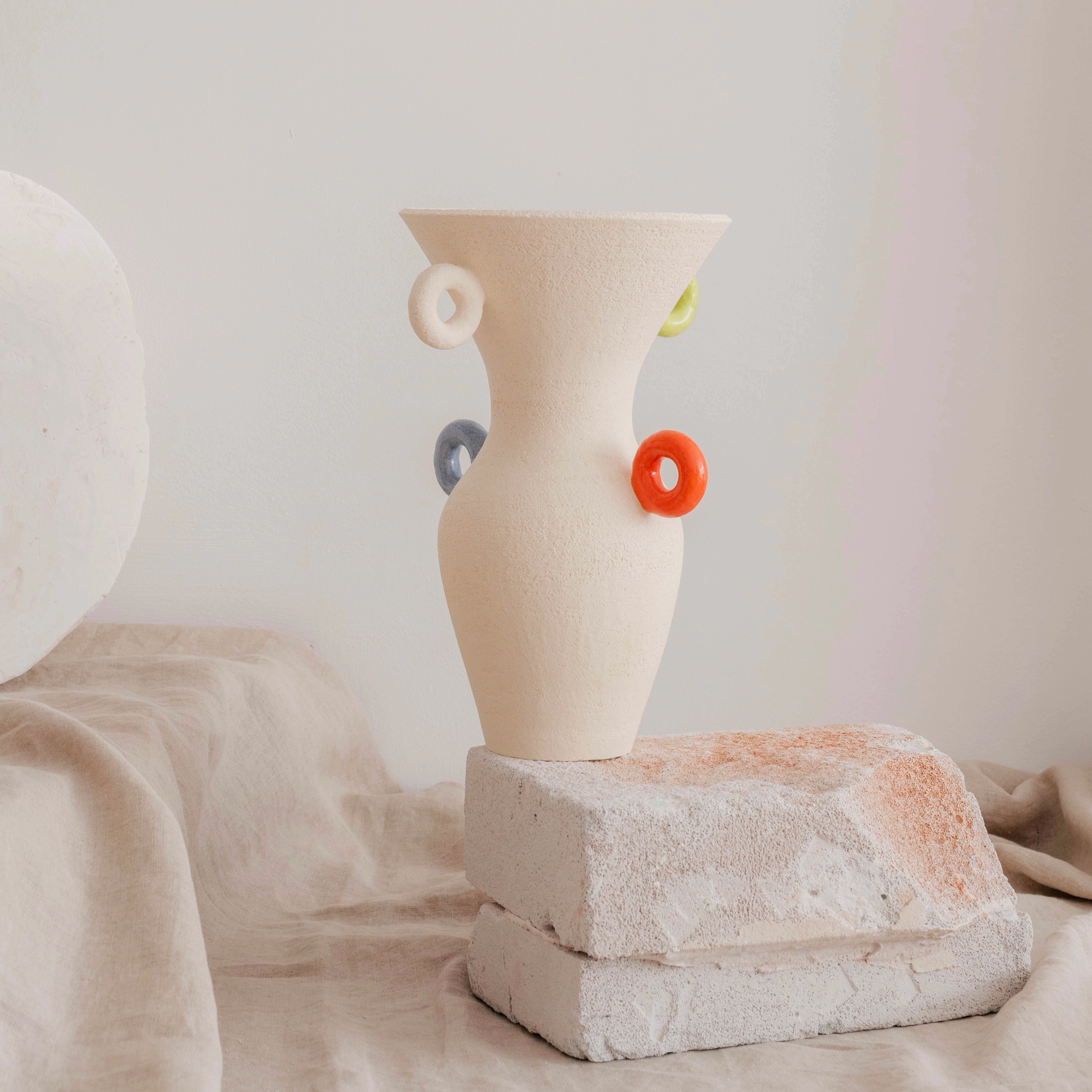 Grès blanc chamotté, intérieur et anses émaillées.
Exemplaire unique.
Largeur 19 cm
Hauteur 27 cm