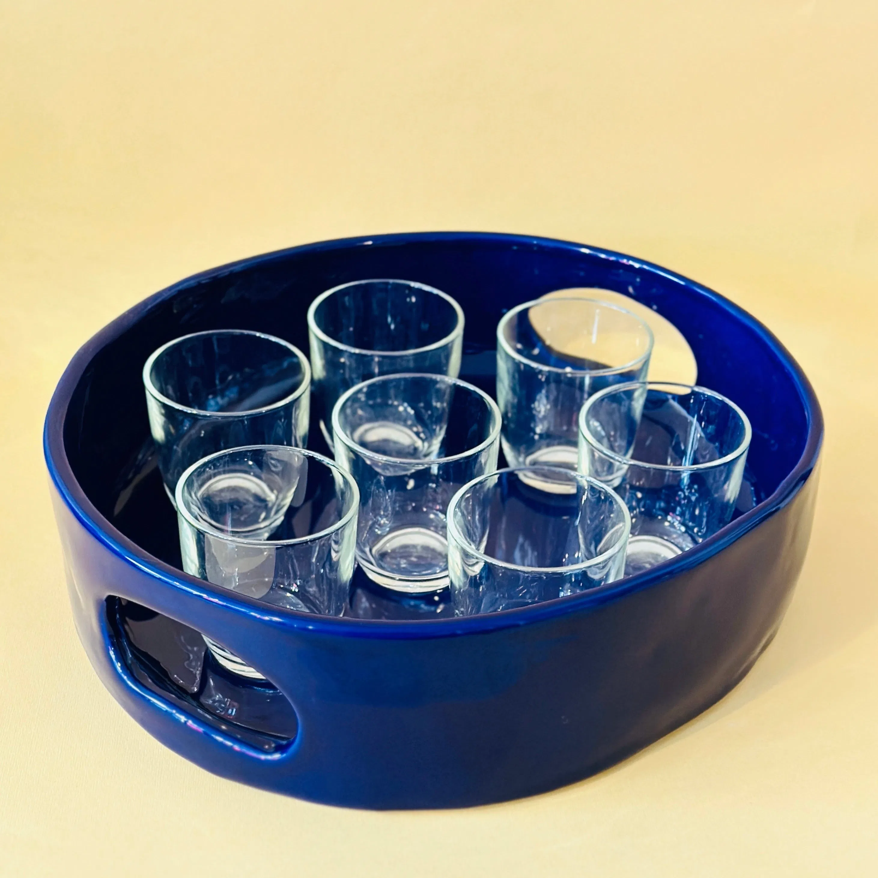 Plateau rond en faience, fabriqué à la main à Paris. Émaillé bleu marine. Environ 36 cm de diamètre et 8 cm de profondeur. Dispo sur commande dans la couleur de votre choix. CAP Céramique Artisanale Parisienne.