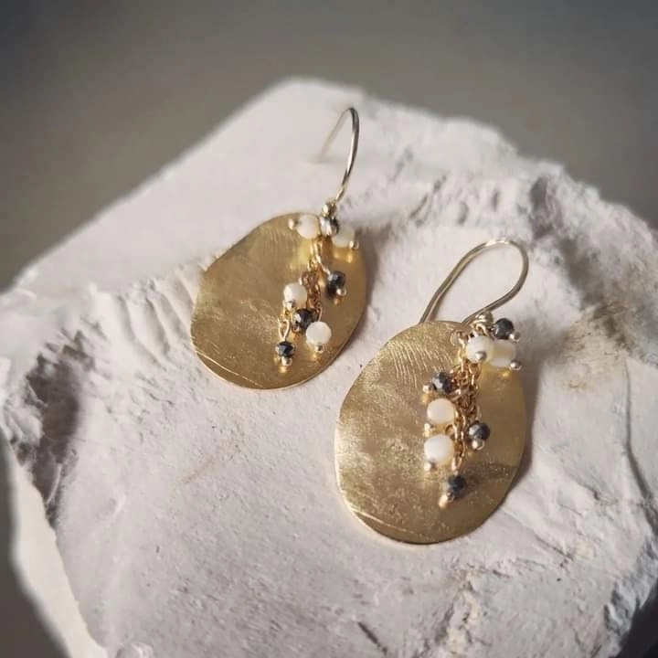 Boucles d'oreilles. Plaques martelées dorées à l'or fin mat, nacres et pyrites