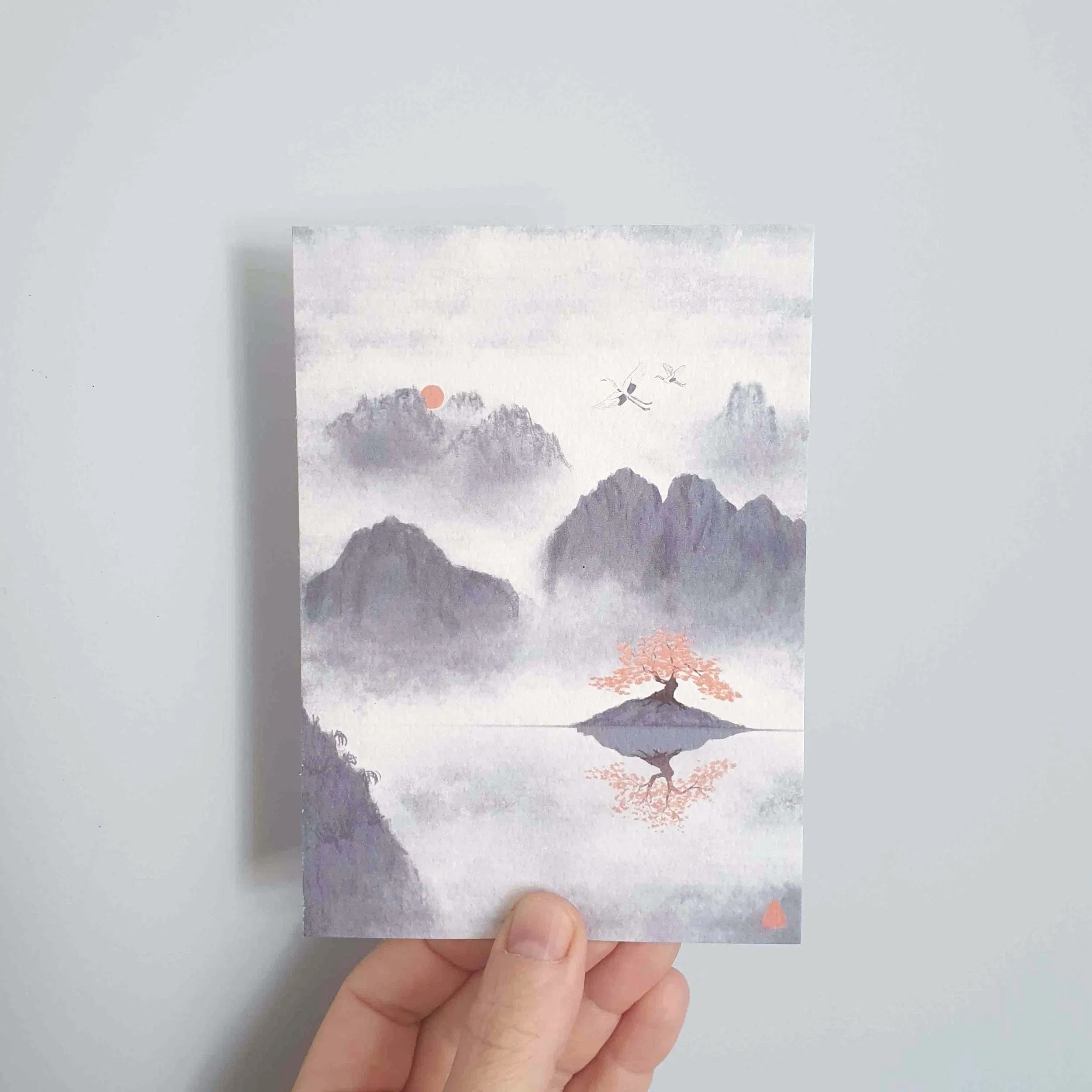 Carte illustrée Grues volant au soleil couchant