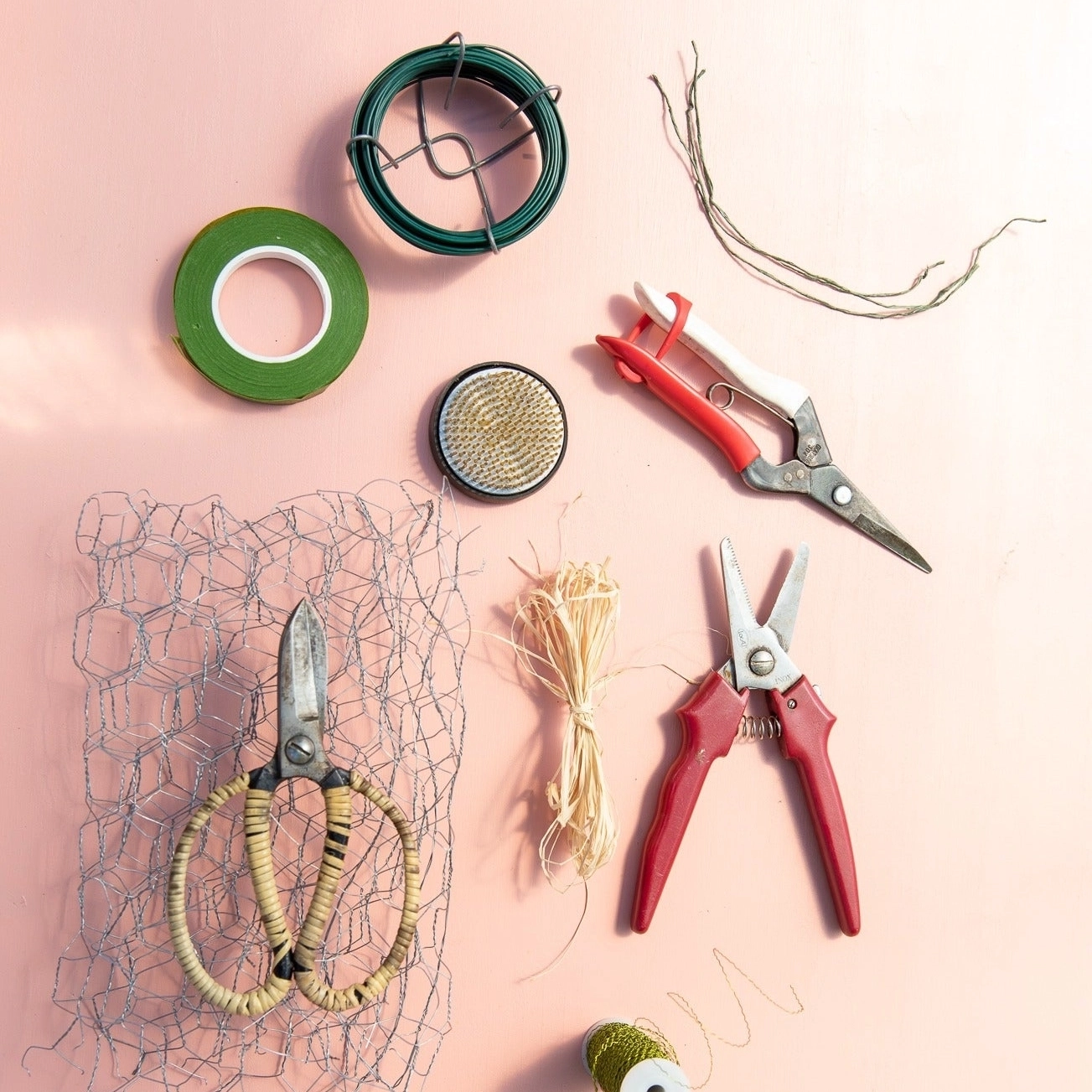 Avec les deux fondatrices de Désirée Audrey et Mathilde, cet atelier-apéritif exceptionnel de 3 heures vous propose de réaliser une composition avec la technique écoresponsable du grillage tout en échangeant librement sur votre projet de reconversion et notre expérience. Tour à tour, vous présenterez votre projet et pourrez nous poser vos questions. Nous vous proposerons des recommandations de formations, de parcours et une bibliographie pour vous lancer selon votre projet ! Pour permettre un échange de qualité, cet atelier est limité à 6 participant.e.s. Vous repartez avec votre bouquet, une petite surprise supplémentaire et tout un tas d'infos pour vous guider dans votre projet. Bonus : l'atelier est accompagné d'un apéritif dînatoire confectionné par notre café Désirée. Cette session aura lieu dans notre atelier situé 9 rue de la Folie Méricourt, Paris 11ème. Nous nous réservons le droit d'annuler l'atelier si un minimum de 4 participantes n'est pas atteint, vous en serez en ce cas informé-e au moins une semaine avant. Conditions d'annulation Jusqu'à 72 heures avant la date d'atelier prévue, vous pourrez procéder à un report (valable 1 an). Passé ce délai, nous ne proposons pas de report mais un bouquet Désirée de taille moyenne, à venir retirer à la date et dans la boutique de votre choix. Cette contrepartie est à retirer en boutique uniquement et est valable 1 an, sur demande par mail à l'adresse bonjour@desireefleurs.fr En cas d'annulation non signalée, nous ne proposons pas de contrepartie.