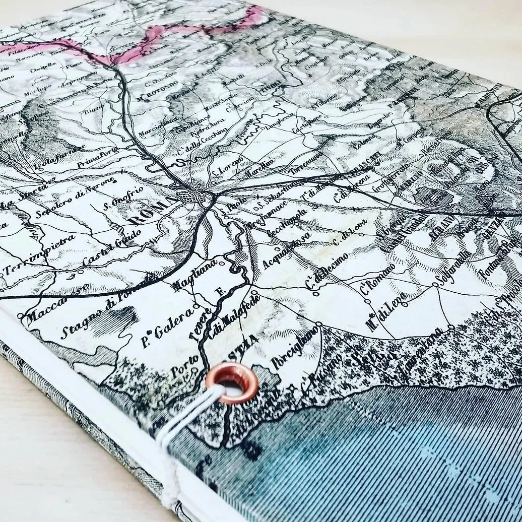 Carnet de voyage - Modèle unique - Format A5
Couverture rigide, carte vintage de la province de Rome, Italie (1875). 140 pages blanches (100g) pour écrire ou dessiner.
Reliure copte entièrement cousue à la main, permettant une ouverture à plat du carnet.