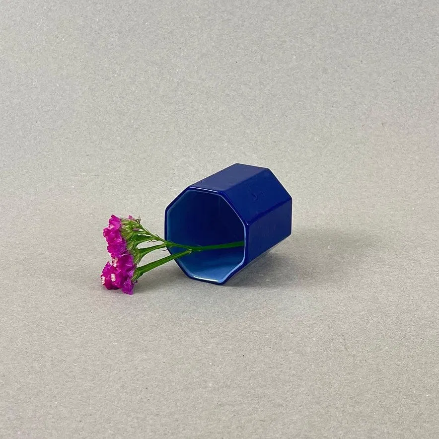 Porcelaine teintée dans la masse. Pièces à colorations variables. 6 x 6 x 6 cm. La part du voyageur invite à servir un café supplémentaire, destiné à une personne de passage. Et puisque son motif s'y prête, en attendant le voyageur, laissons nous rêver à reconnaître des formes dans les nuages. Nos objets sont obtenus par coulage, un à un, à la main. Ils présentent chacun des particularités qui attestent de leur aspect artisanal. Nous proposons des pièces à caractère unique, ou en petite série.