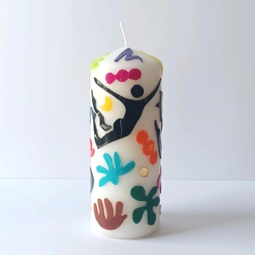 Fait main par Kiri Megan dans son atelier parisien, chaque bougie est unique.
La durée de combustion peut varier.
Matériaux et dimensions
Dimensions : 15x5.5cm
Mèche 100 % coton
Combustion sans résidu ni fumée
Sans parfum.