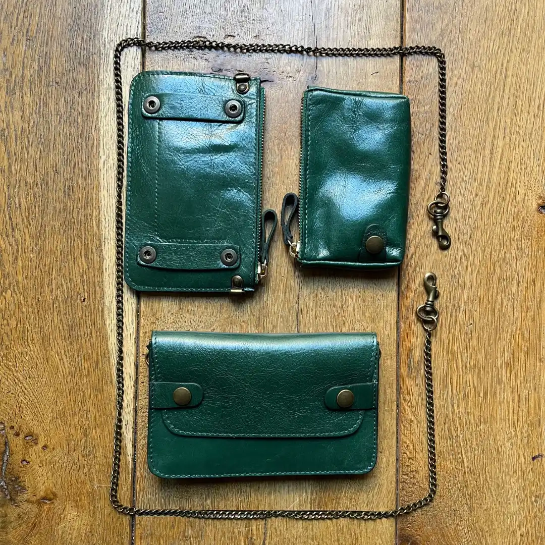 Un modèle de pochette avec des systèmes de pression permettant de l'associer ou dissocier à d'autres éléments