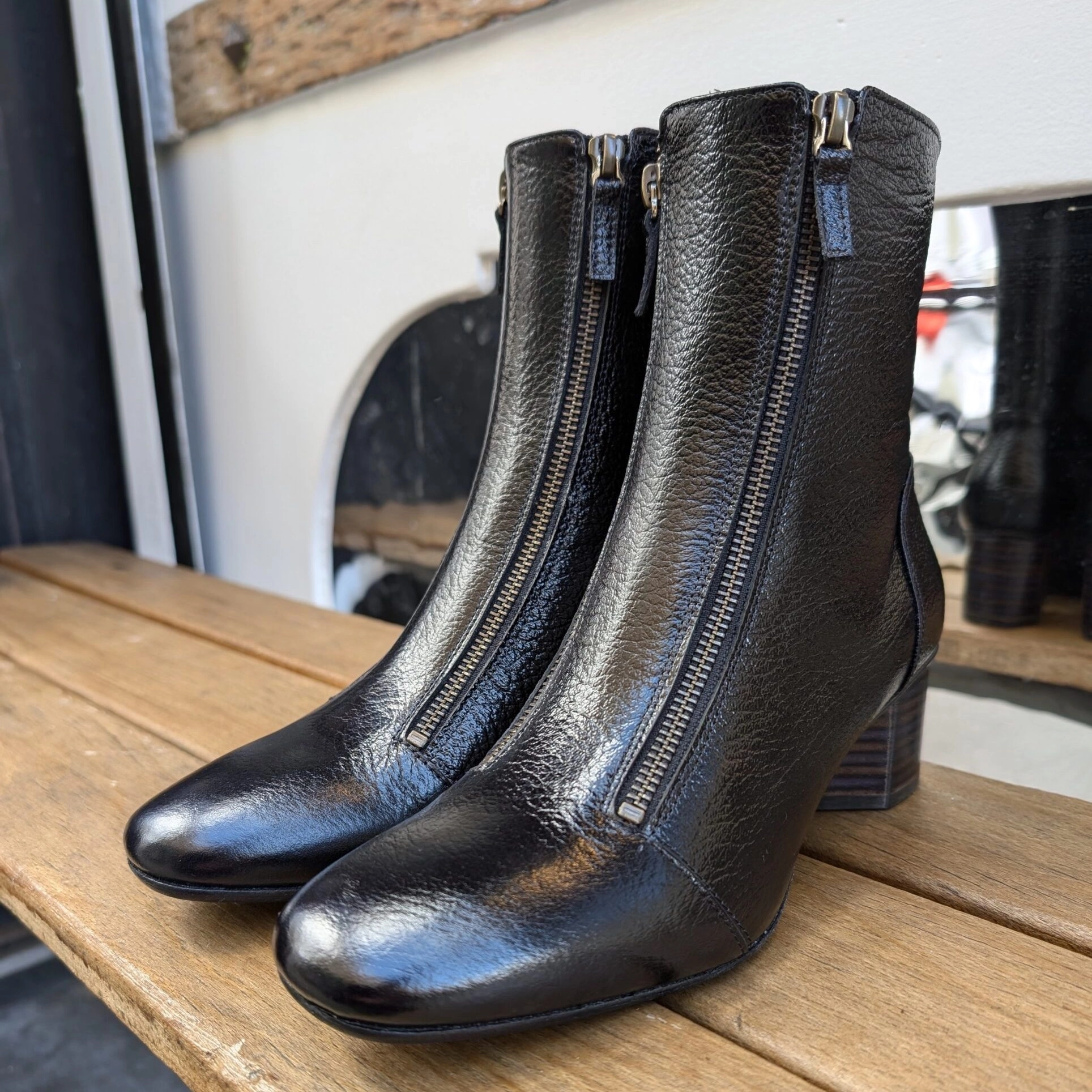 Bottines double zip noire en cuir
Couleur : Noire
Hauteur du talon : 5cm