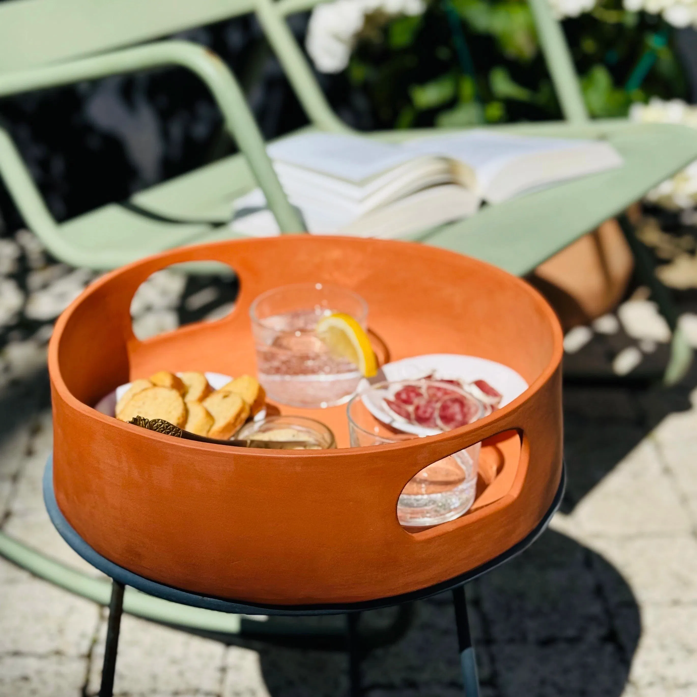 Plateau rond en faience, fabriqué à la main à Paris. Ici brute, peut être émaillé dans la couleur de votre choix. Environ 36 cm de diamètre et 8 cm de profondeur. Dispo sur commande dans la couleur de votre choix. CAP Céramique Artisanale Parisienne.