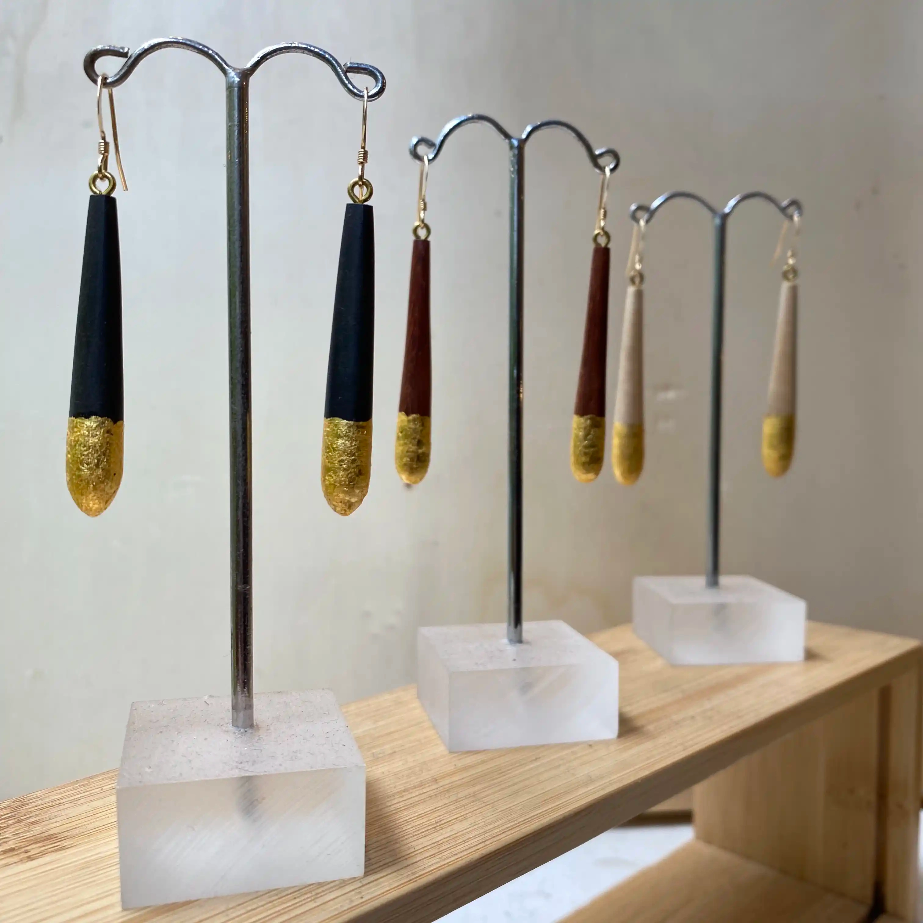 Boucles d'oreilles montées sur gold filled 14k passées à la feuille d’or 24k