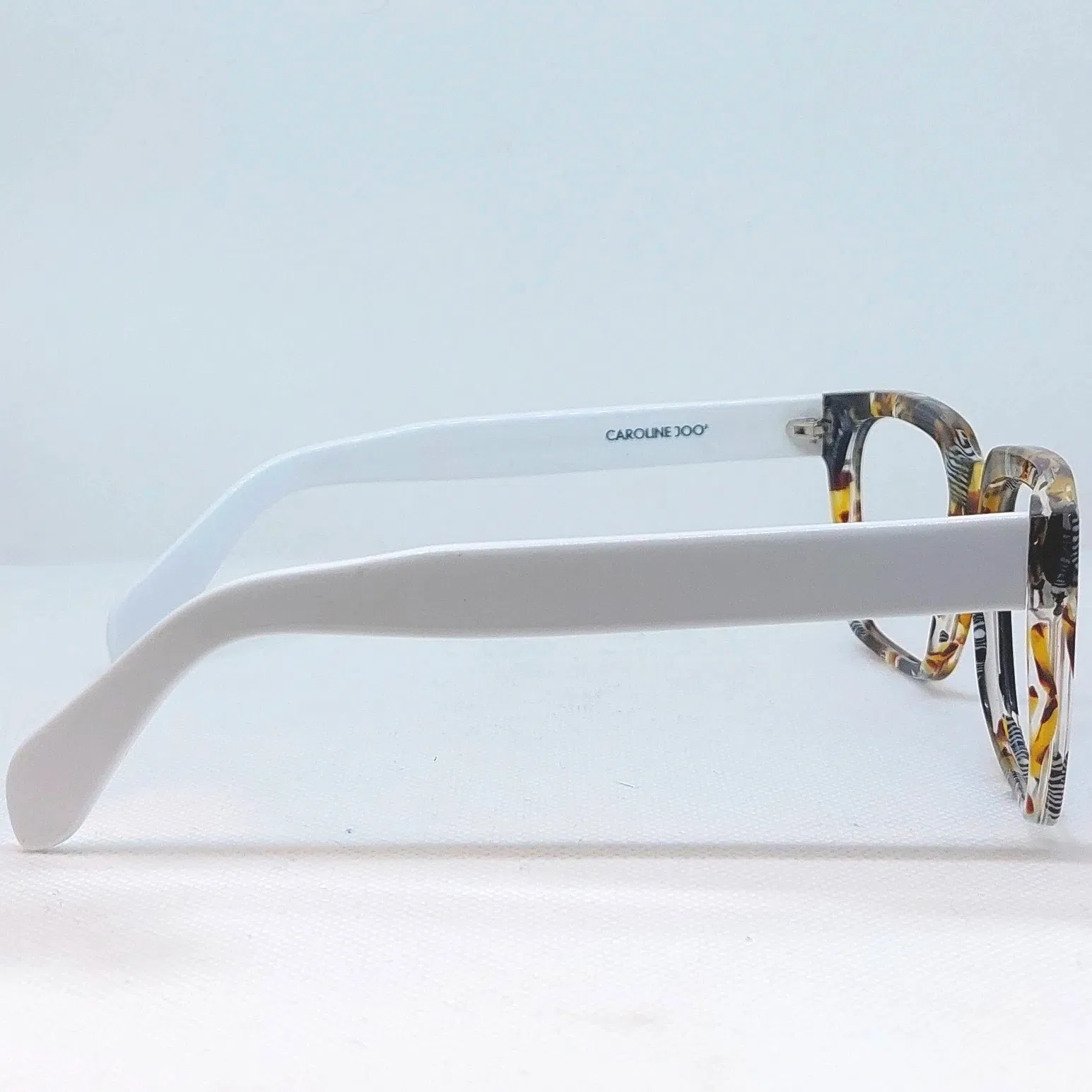 Monture optique et solaire homme.
Créée pour l’un de nos clients préféré, la Thierry peut être très ludique dans nos coloris acidulés comme classique en noir ou en écaille.
Collection artisanale. Fabrication française à la main.
Possibilité de réaliser le modèle avec ou sans rivet.