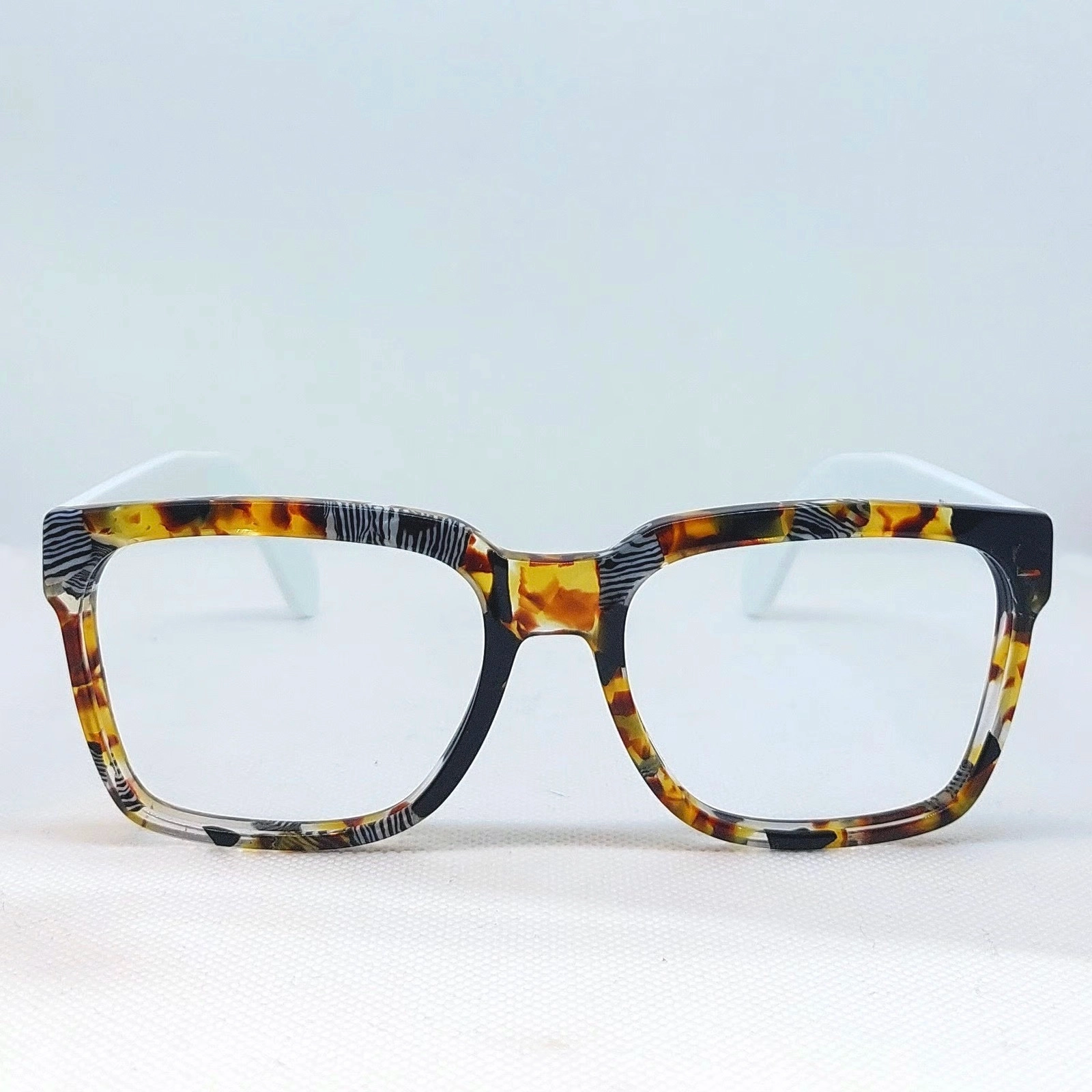 Monture optique et solaire homme.
Créée pour l’un de nos clients préféré, la Thierry peut être très ludique dans nos coloris acidulés comme classique en noir ou en écaille.
Collection artisanale. Fabrication française à la main.
Possibilité de réaliser le modèle avec ou sans rivet.