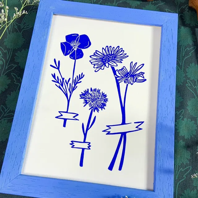 Une linogravure originale d’un herbier champêtre regroupant quelques-unes de mes fleurs favorites : un pavot ou coquelicot, des marguerites et un bleuet.
-Format A5
-Numérotée sur 50
-Papier extraweiss sans acide 170 gr/m2
-Impression avec une encre à l'huile en bleu outremer
-Signée et numérotée manuellement sur l’avant
-Titrée et datée au dos
-Chaque estampe est unique, il peut y avoir des variations avec la photo : cela fait la beauté de la linogravure.
--
Le cadre n'est pas fourni