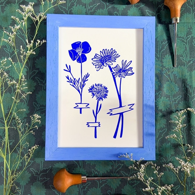 Une linogravure originale d’un herbier champêtre regroupant quelques-unes de mes fleurs favorites : un pavot ou coquelicot, des marguerites et un bleuet.
-Format A5
-Numérotée sur 50
-Papier extraweiss sans acide 170 gr/m2
-Impression avec une encre à l'huile en bleu outremer
-Signée et numérotée manuellement sur l’avant
-Titrée et datée au dos
-Chaque estampe est unique, il peut y avoir des variations avec la photo : cela fait la beauté de la linogravure.
--
Le cadre n'est pas fourni
