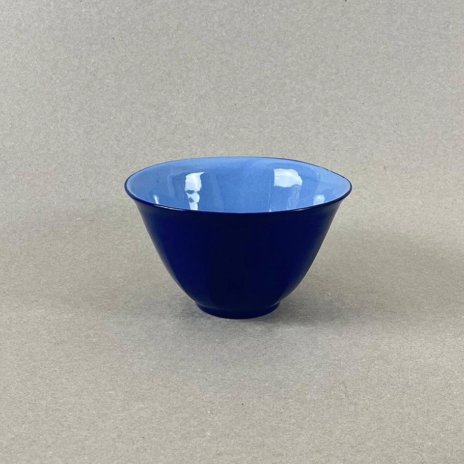 Porcelaine teintée dans la masse Pièces à colorations variables. h: 8cm, diam. 13,5 cm Contenance 450 Ml Se lever et débuter un moment qui ne devrait jamais se finir. Comme boire un café au lait en regardant le soleil se lever sur la montagne et en écoutant une douce musique pour accompagner cette contemplation. Ce petit bol à café au lait aux couleurs de l'aube sur les massifs montagneux offre quelques minutes de repos avant d'entamer la journée. Nos objets sont obtenus par coulage, un à un, à la main. Ils présentent chacun des particularités qui attestent de leur aspect artisanal. Nous proposons des pièces à caractère unique, ou en petite série. C'est pourquoi le stock est limité.