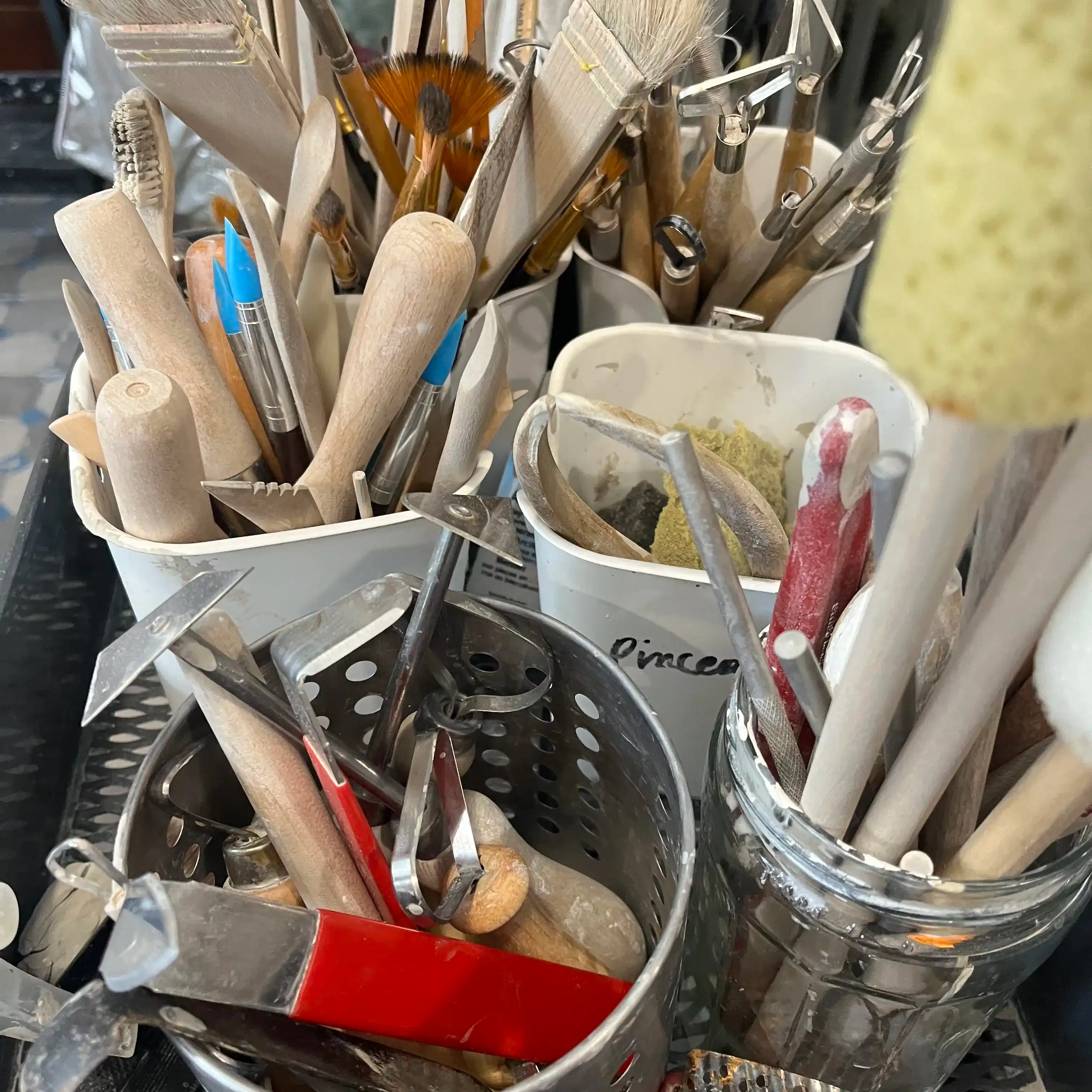 Vous apprendrez les différentes techniques du modelage et de l'émaillage de vos pièces (selon la formule choisie).
Ces cours adultes s'effectueront en petit groupe de 6 personnes maximum afin que chaque élève puisse profiter d'un enseignement personnalisé.