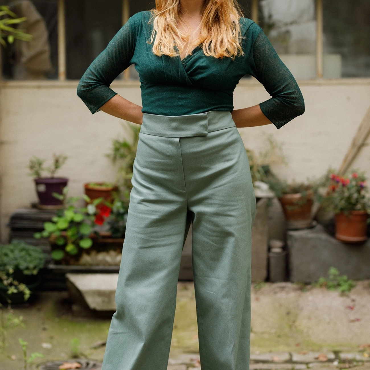 Pantalon large dans un coton vert avec un aspect jean et avec un tout petit peu d’élasthanne pour plus de confort