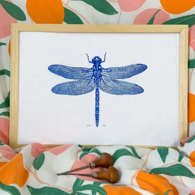 Linogravure "Libellule fleurie" inspirée de ma passion pour les insectes et pour les fleurs.
Ses ailes si délicates m'ont pris une éternité à graver. Il a fallu des heures de patience à enlever la matière de la matrice avec ma gouge la plus petite. J'espère que sa légèreté vous plaira !
-Format A3
-Numérotée sur 50 (plusieurs coloris disponibles)
-Papier japonais en mûrier naturel 25gr/m2 léger et transparent
-Impression avec une encre à base d’huile émulsionnée à l’eau
-Signée manuellement et numérotée sur l’avant
-Titrée et datée au dos
-Chaque estampe est unique, il peut y avoir des variations avec la photo : cela fait la beauté de cette technique.
--
Le cadre n'est pas fourni