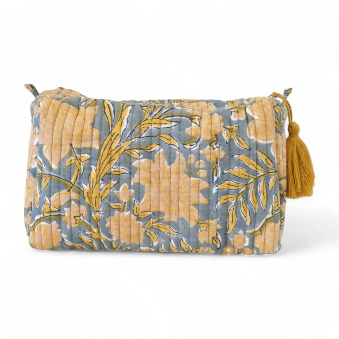 Cette trousse de toilette en coton fait main, est entièrement doublée avec un tissu intérieur imperméable et comprend 4 petites poches. Très bien organisée et d'une bonne contenance, elle sera pratique pour emporter en voyage ou à la piscine ses produits de soins et ses cosmétiques. Et pourquoi ne pas s'en servir comme trousse de plage en vacances pour y ranger crème solaire, lunettes de soleil, clés, portable...?
Dimensions :
19x9x10cm
Tissu extérieur 100% coton, imprimé au bloc de bois de manière artisanale en Inde. Laver à froid.