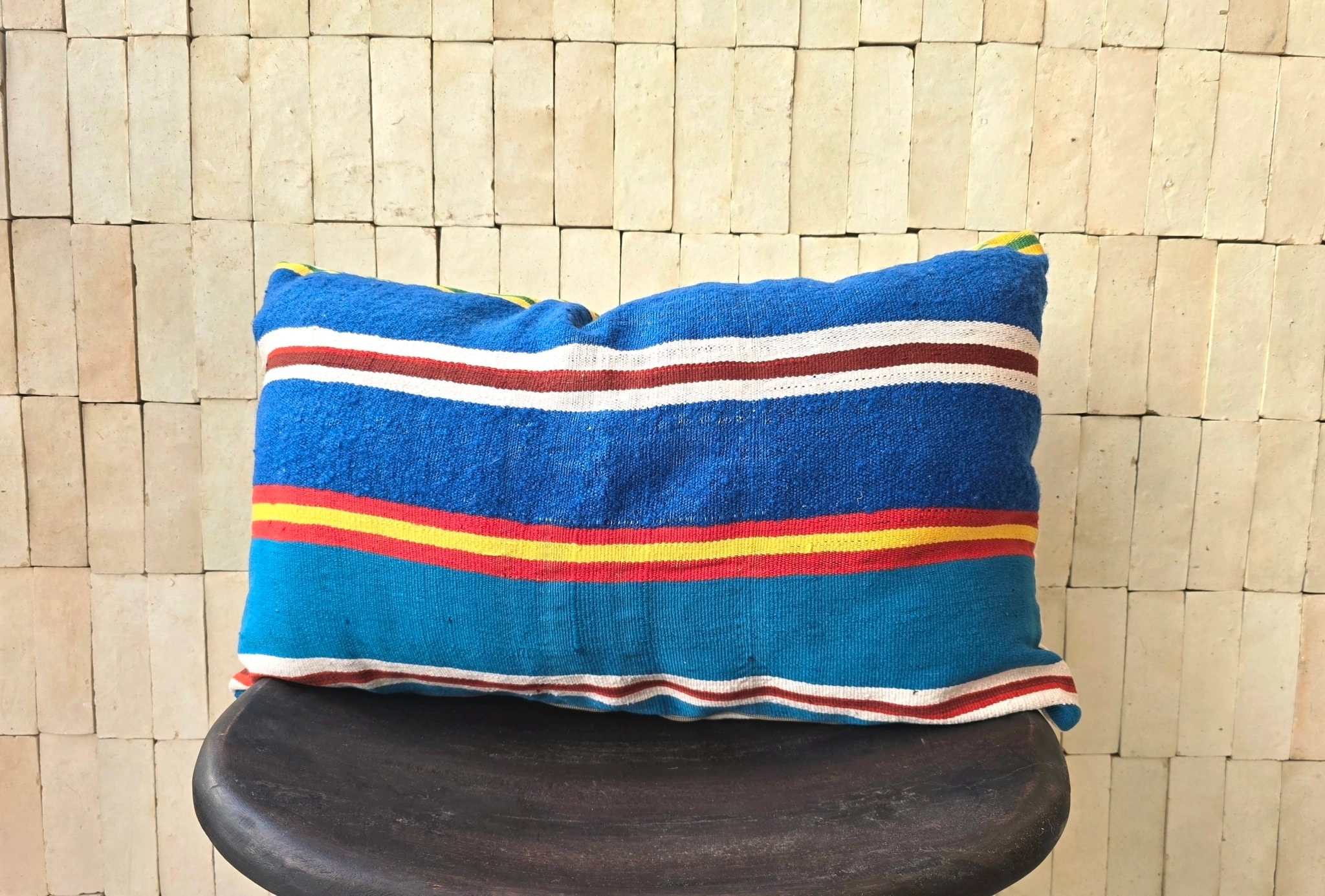 Housse de coussin Berbère Haik rayée vintage. Confectionnée à la main au Maroc, à partir d’une couverture ancienne en pure laine
Parfaite pour ajouter une touche bohème à votre chambre ou votre salon. C’est une pièce unique!
N’hésitez pas à mixer les couleurs, motifs, tailles ainsi que les matières pour une décoration unique, et insuffler un esprit bohème à votre intérieur
Dimensions: 60 x 40 cm environ