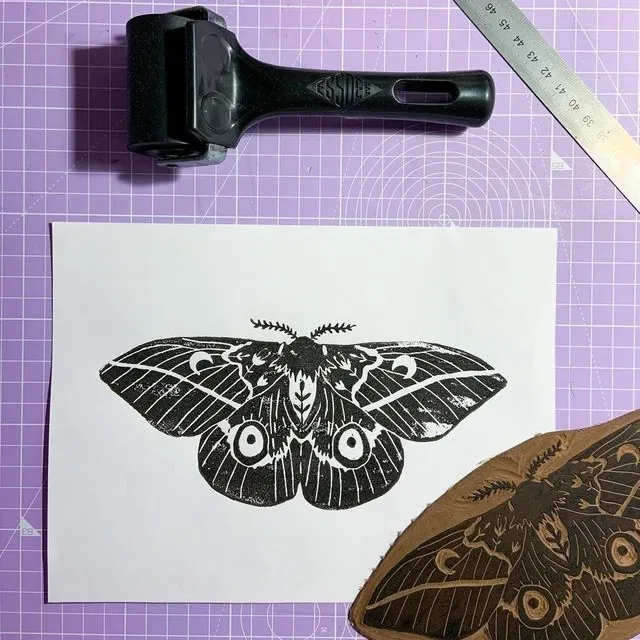 Vous rêvez de venir tester la linogravure ? Super, cet atelier est fait pour vous !
Comment ça se passe ?
Nous utiliserons des outils de gravure de qualité (très fins pour faire des minis détails), du linoléum marron et nous imprimerons votre création finale sur un joli papier lokta.
Débutant.e.s bienvenu.e.s !
Au programme, un atelier de 3h pour s’initier à la linogravure :
- Explications de la technique
- Inspiration & dessin
- Transfert sur la plaque
- Gravure en format A6
- Impression
Vous repartirez chez vous avec votre plaque gravée ainsi que 3 tirages format A5 (2 de test et 1 sur lokta).
Tout le matériel est compris ! Je vous contacte par mail pour vous donner plus de détails une fois votre inscription réalisée.
N'hésitez pas à me contacter si vous avez des questions.
Participant.e.s de + de 15 ans pour cet atelier ! Merci