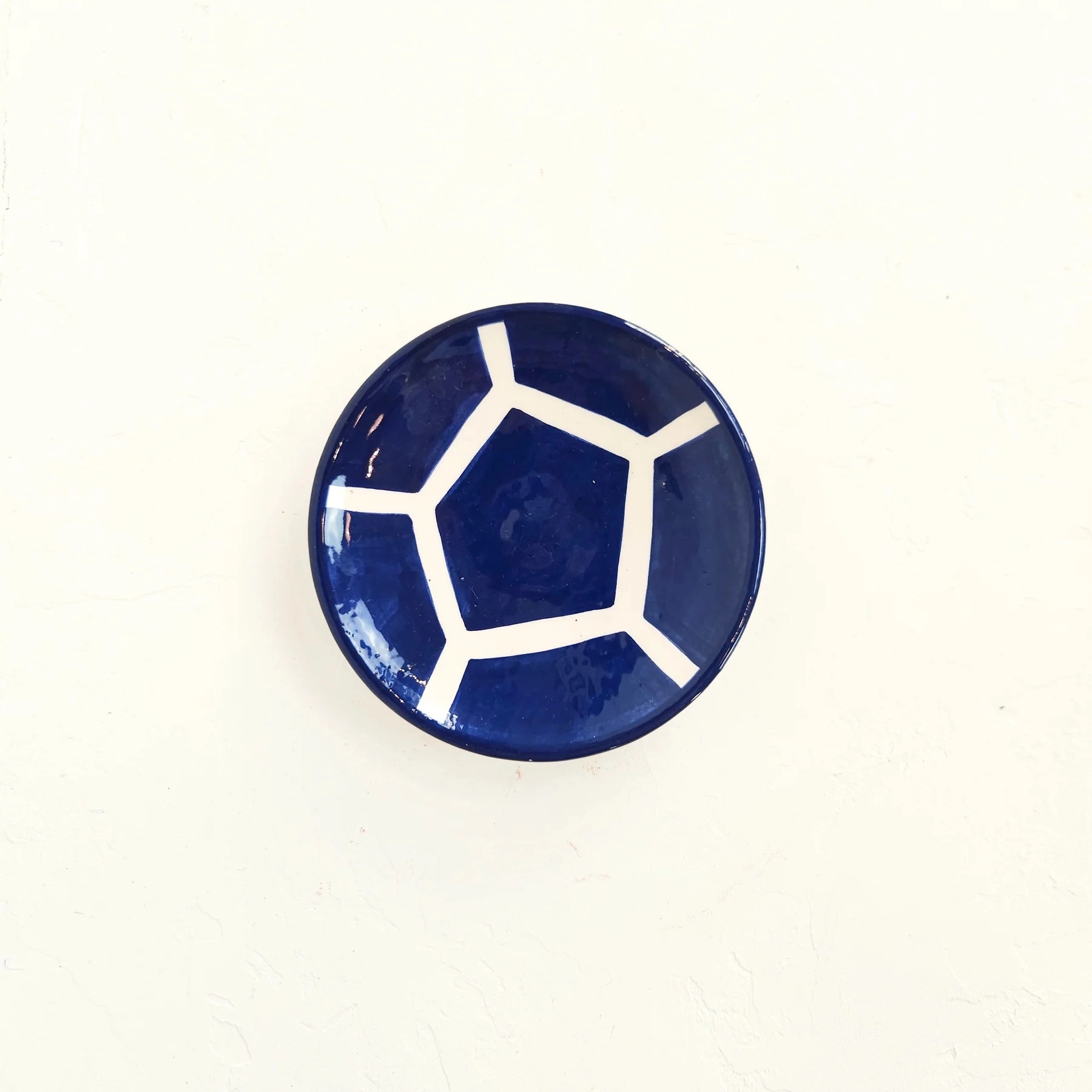 Chaque dessin est pensé pour s’associer aux autres motifs. Tous nos motifs sont imaginés et crées par et pour M3TISS et réalisés exclusivement pour la marque.
Amusez-vous à les associer entres elles.
Chaque pièce est tournée à la main par notre potier, puis enduite d’un engobe (émail blanc) avant d’être décorée à main levée de nos motifs uniques, puis émaillée et cuite une seconde fois afin de révéler la profondeur des couleurs.
Tous les dessins sont réalisés à main levée par notre dessinatrice Hind qui trace au crayon le contour du motif puis vient le peindre méticuleusement chaque pièce.