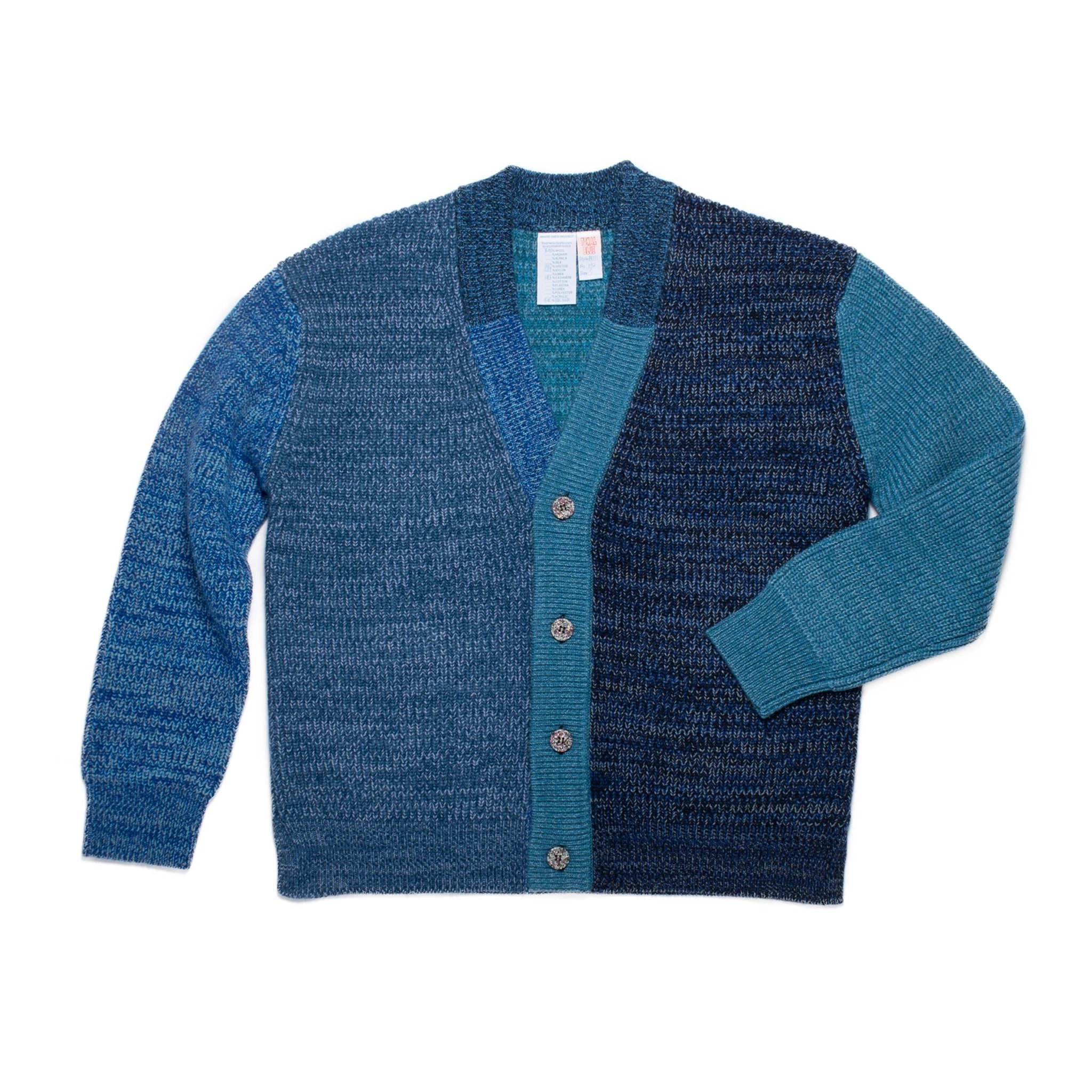 Cardigan tricoté taille S. PATTI est un cardigan à col en V avec une large patte de boutonnage façon patchwork.
Sa coupe droite et décontractée présente des épaules tombantes et des fentes sur les coutures latérales. Les boutons sont fabriqués à partir de plastique recyclé.
Le modèle est défini, mais les couleurs et le fil sont choisis par la roue de la fortune WYP, ce qui rend chaque pièce véritablement unique au monde.