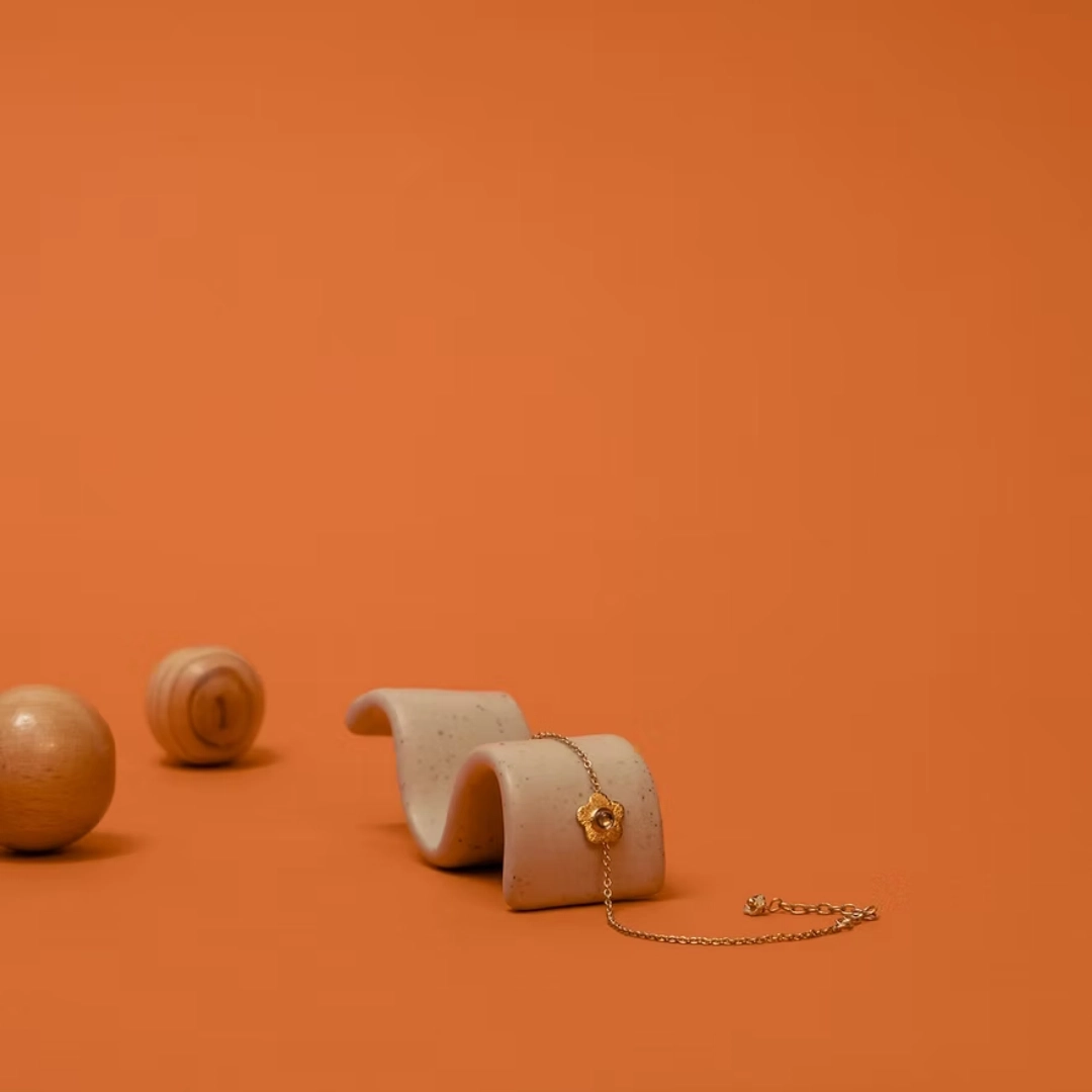 Le bracelet PRIMAVERA est un bijou fin agrémenté d'une petite fleur colorée par une pierre fine. Un bracelet délicat qui viendra fleurir votre poignet et vous rappeler la douceur du printemps.
Les bijoux Atelier Nicol sont entièrement fabriqués en laiton (sans nickel, non allergène), puis recouverts d'un bain d'or. Le placage trois microns permet à chaque pièce de pouvoir vous accompagner au quotidien et de durer dans le temps. Les bijoux plaqué argent sont, quant à eux, recouvert d'un bain d'argent de dix microns.