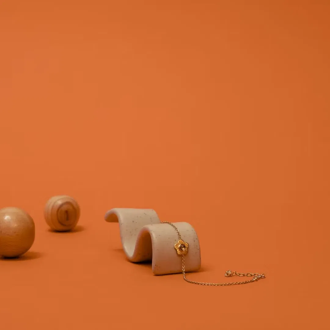 Le bracelet PRIMAVERA est un bijou fin agrémenté d'une petite fleur colorée par une pierre fine. Un bracelet délicat qui viendra fleurir votre poignet et vous rappeler la douceur du printemps.
Les bijoux Atelier Nicol sont entièrement fabriqués en laiton (sans nickel, non allergène), puis recouverts d'un bain d'or. Le placage trois microns permet à chaque pièce de pouvoir vous accompagner au quotidien et de durer dans le temps. Les bijoux plaqué argent sont, quant à eux, recouvert d'un bain d'argent de dix microns.