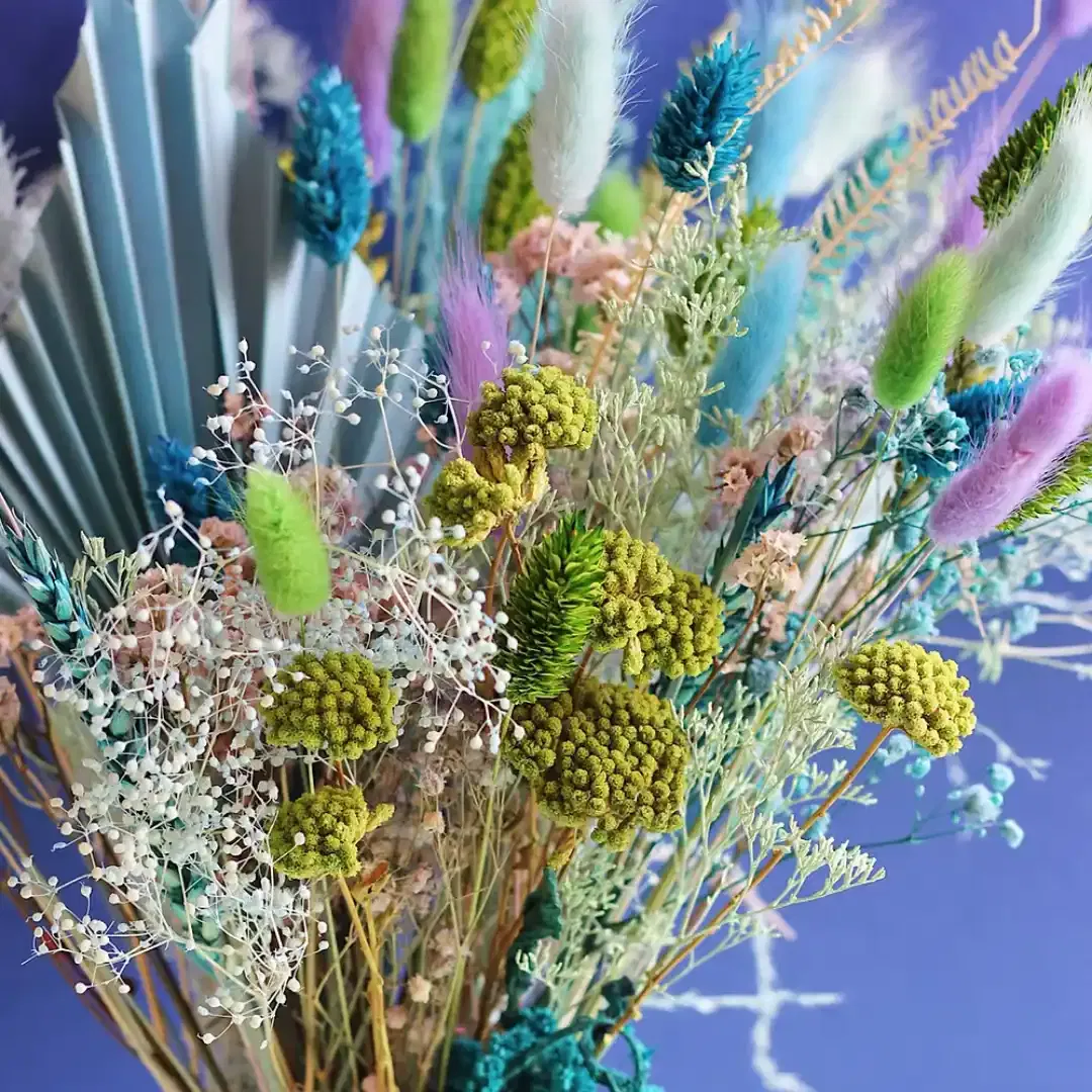 Un bouquet de fleurs séchées aux teintes vibrantes, disponible avec ou sans son vase assorti.
Matériaux : Fleurs séchées et stabilisées
Couleurs : Bleu, vert & mauve
Vase en option : Vase Bleu (identique sur la photo), hauteur 20 cm, diamètre du vase 8 cm