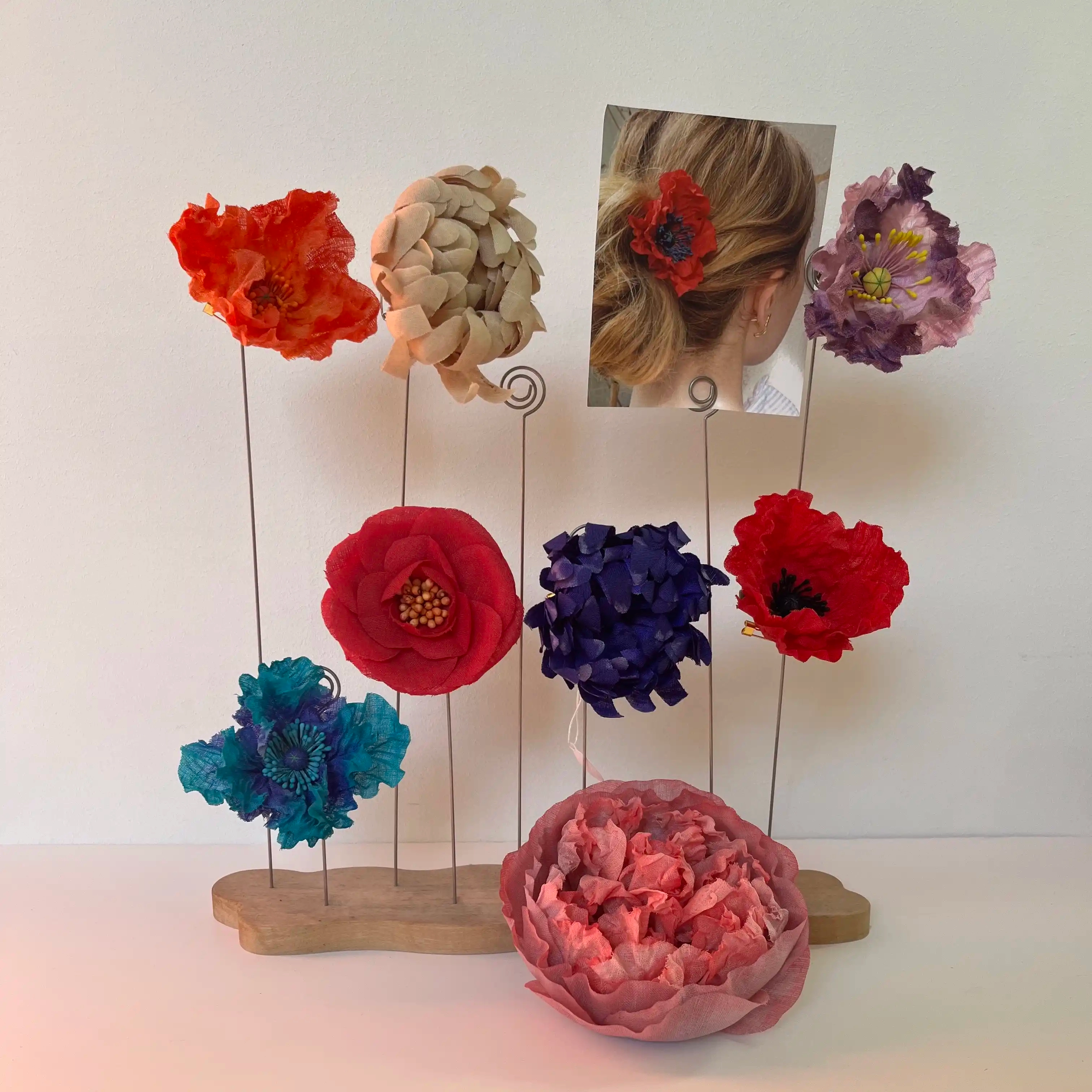 Broches et pinces cheveux, fleurs en lin , entièrement réalisées à la main