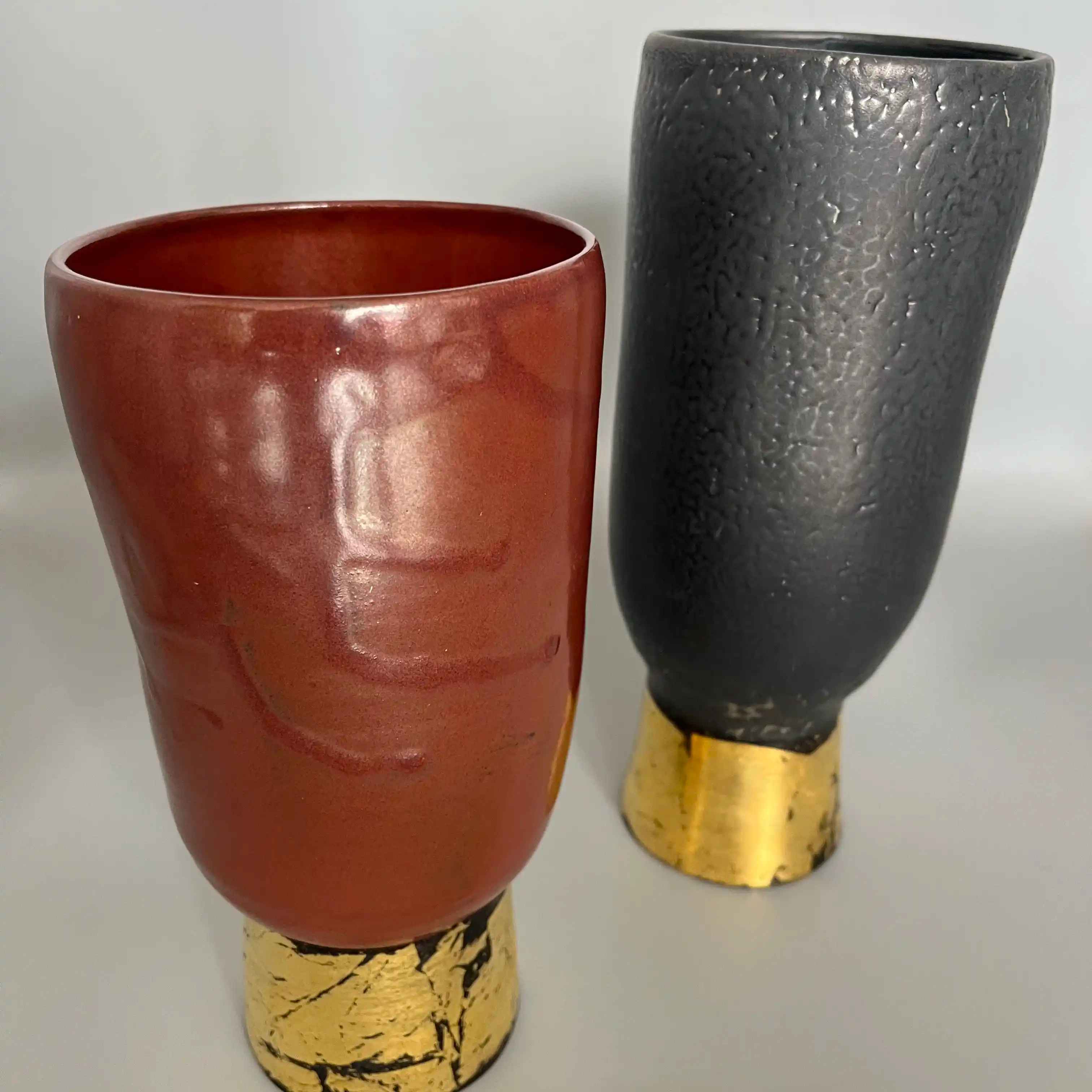 Vases tournés et travaillés avec de la laque japonaise et de la feuille d’or