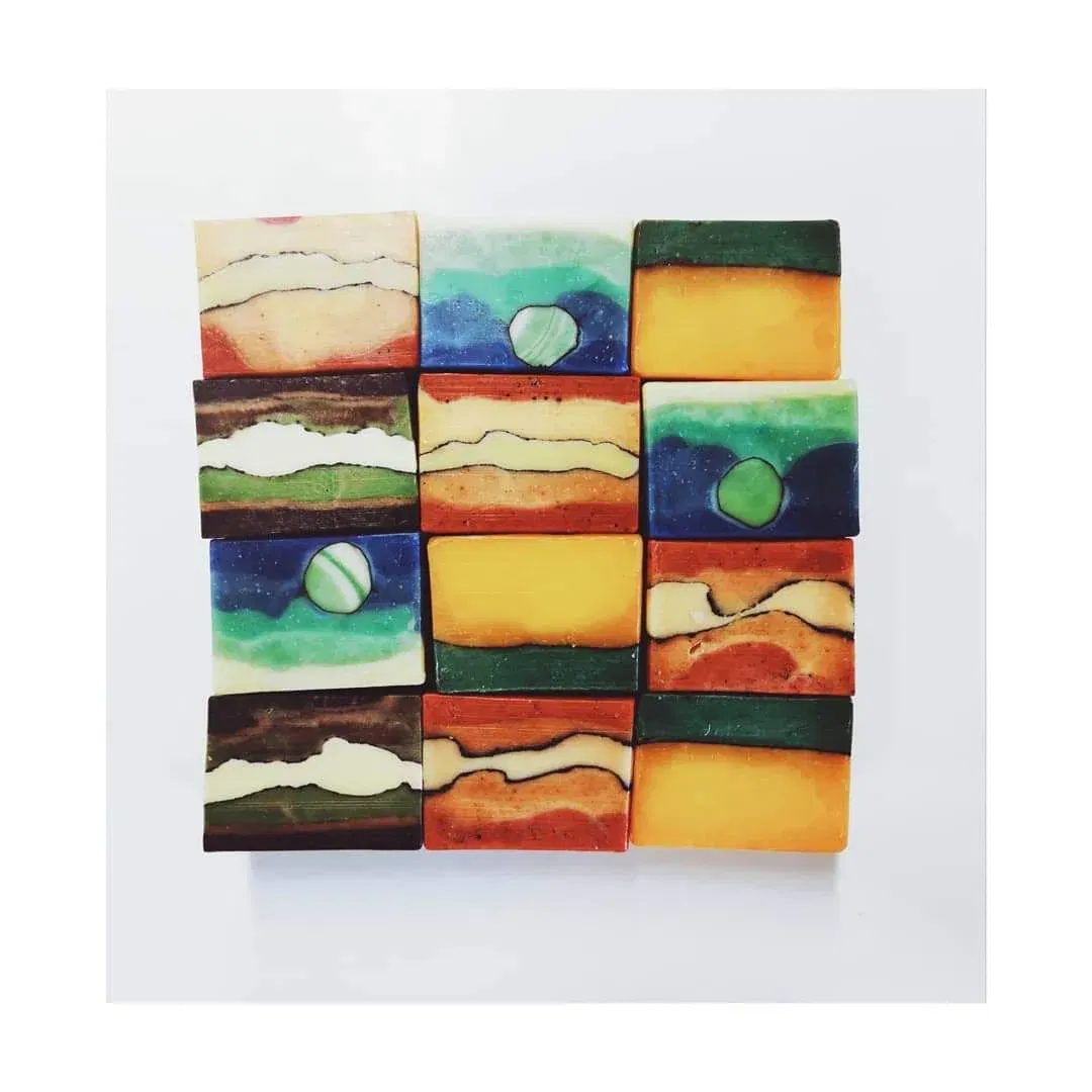 Ces jolis savons, très naturels sont fabriqués artisanalement en Irlande. Les différents parfums sont inspirés par les richesses de la nature environnante et conçus à partir d'ingrédients 100% naturels, un savant mélange d'huiles essentielles, huiles végétales, épices et essences de fleurs, fruits et végétaux. Ses savons doux et agréables, sont recommandés pour tous types de peaux.
Poids : 70 g