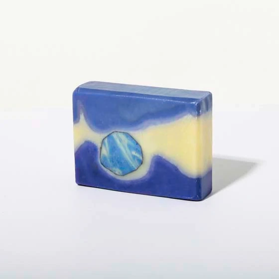 Ces jolis savons, très naturels sont fabriqués artisanalement en Irlande. Les différents parfums sont inspirés par les richesses de la nature environnante et conçus à partir d'ingrédients 100% naturels, un savant mélange d'huiles essentielles, huiles végétales, épices et essences de fleurs, fruits et végétaux. Ses savons doux et agréables, sont recommandés pour tous types de peaux.
Poids : 70 g