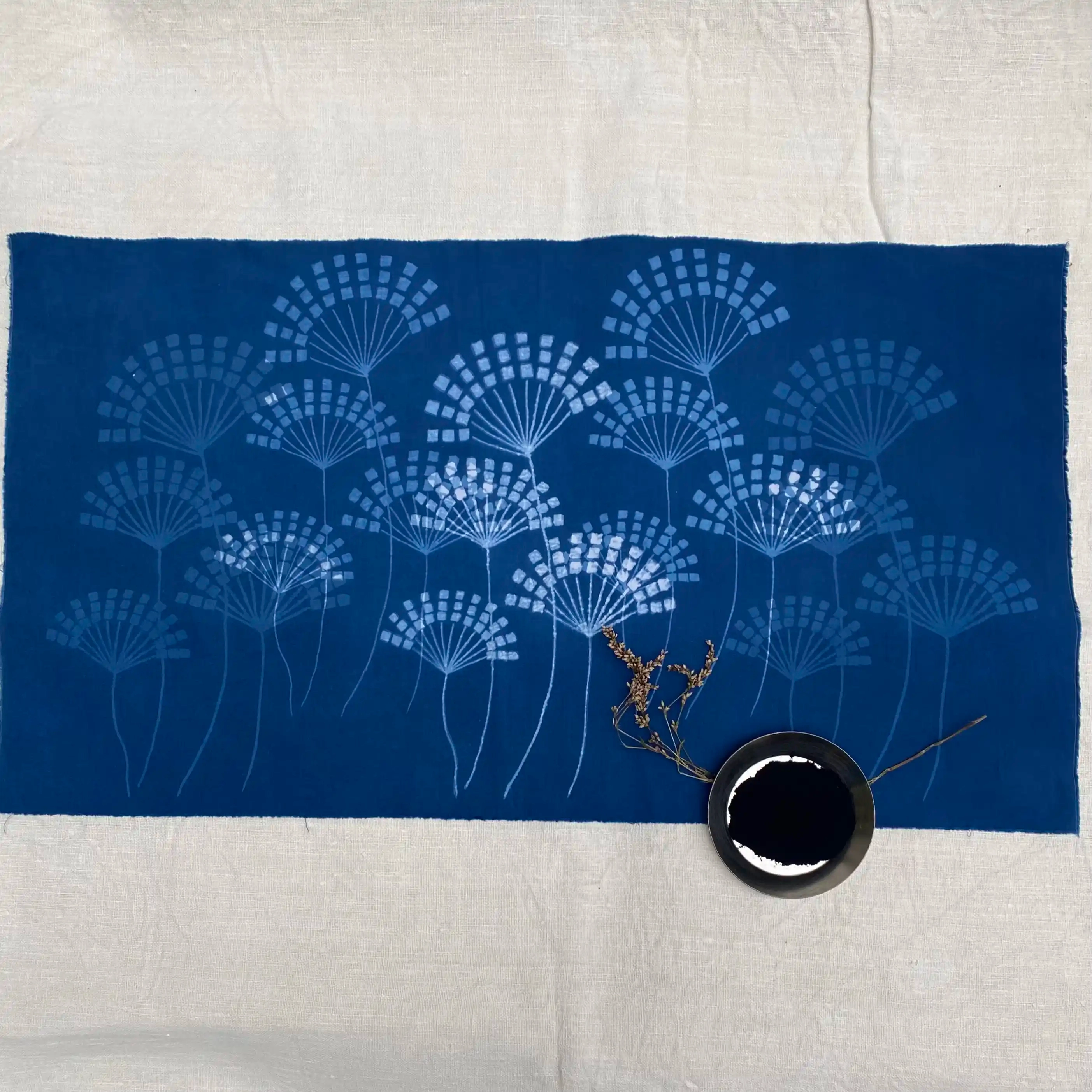 Pâte de réserve appliquée avec un cadre de sérigraphie pour créer un set de table ou un chemin de table