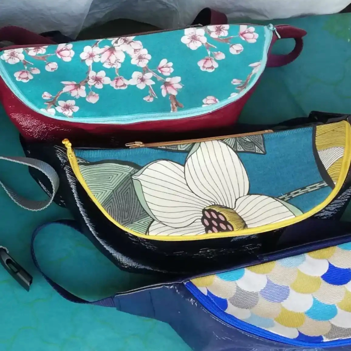 Portée en « cross over » ou à la taille, cette banane sera votre accessoire de rentrée.
Apprenez à maitriser la pose de la fermeture éclair en arrondi, les finitions d’une doublure, les surpiqures apparentes… des techniques de montage précises pour aboutir à une banane personnalisée en velours ou en toile
De 10h30h à 12h30.
Tissus et mercerie fournis.
Niveau perfectionnement.