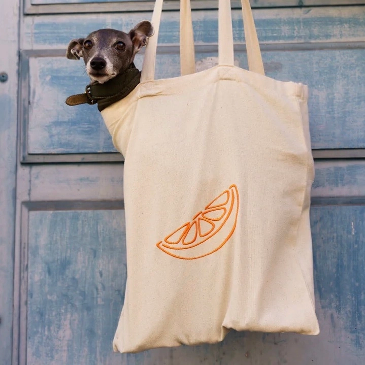 Exprimez votre créativité en personnalisant vos vêtements avec une broderie de votre choix !
Nous vous offrons la possibilité de laisser libre cours à vos envies en réalisant une broderie sur mesure jusqu'à 30 x 30 cm.
Que ce soit pour un cadeau spécial ou pour exprimer votre style unique, laissez-nous transformer votre vision en réalité sur votre vêtement préféré.
À partir de 55€ TTC