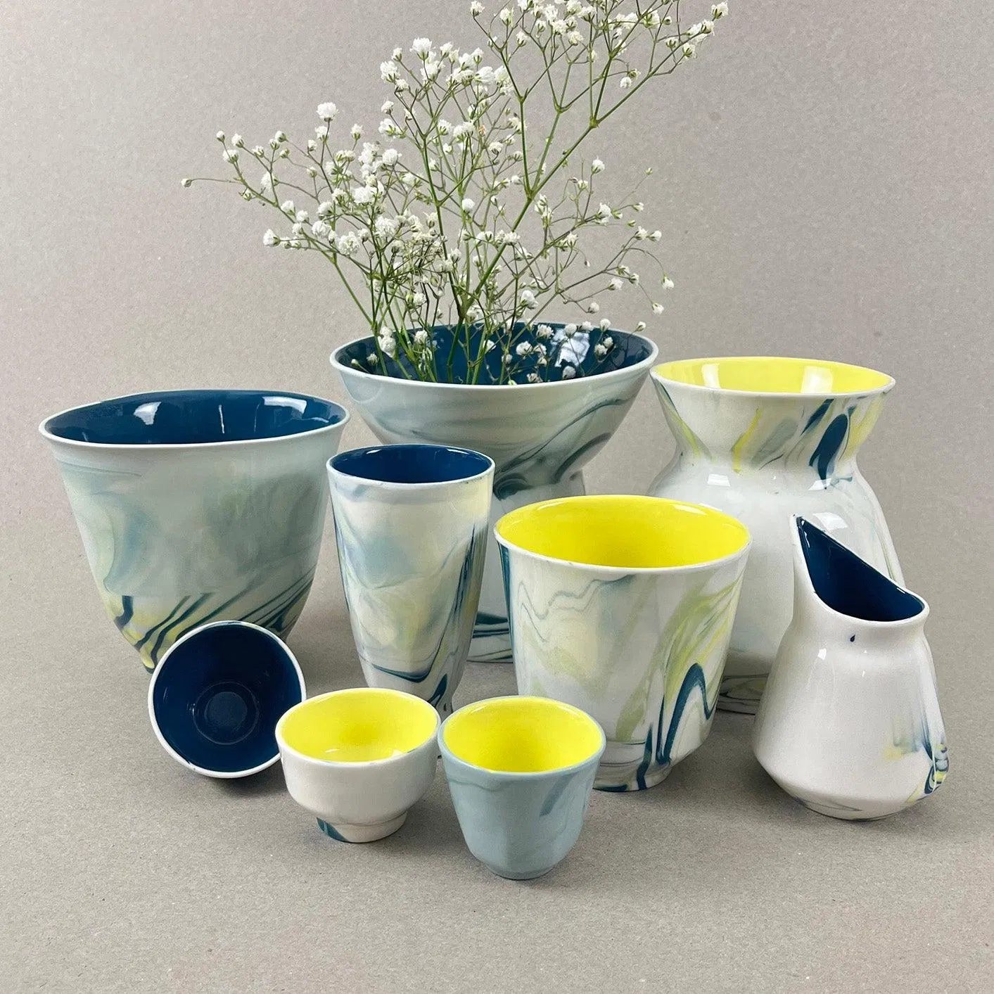 Dim : diam. 13 cm, H 4cm. Un objet délicat à poser sur votre table pour la décorer et contenir vos gâteaux apéritifs. Nos objets sont obtenus par coulage, un à un, à la main. Ils présentent chacun des particularités qui attestent de leur aspect artisanal. Nous proposons des pièces à caractère unique, ou en petite série. C'est pourquoi le stock est limité.