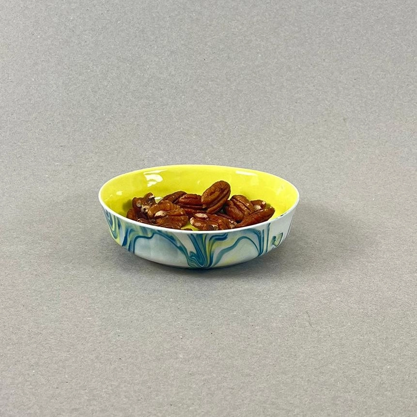 Dim : diam. 13 cm, H 4cm. Un objet délicat à poser sur votre table pour la décorer et contenir vos gâteaux apéritifs. Nos objets sont obtenus par coulage, un à un, à la main. Ils présentent chacun des particularités qui attestent de leur aspect artisanal. Nous proposons des pièces à caractère unique, ou en petite série. C'est pourquoi le stock est limité.