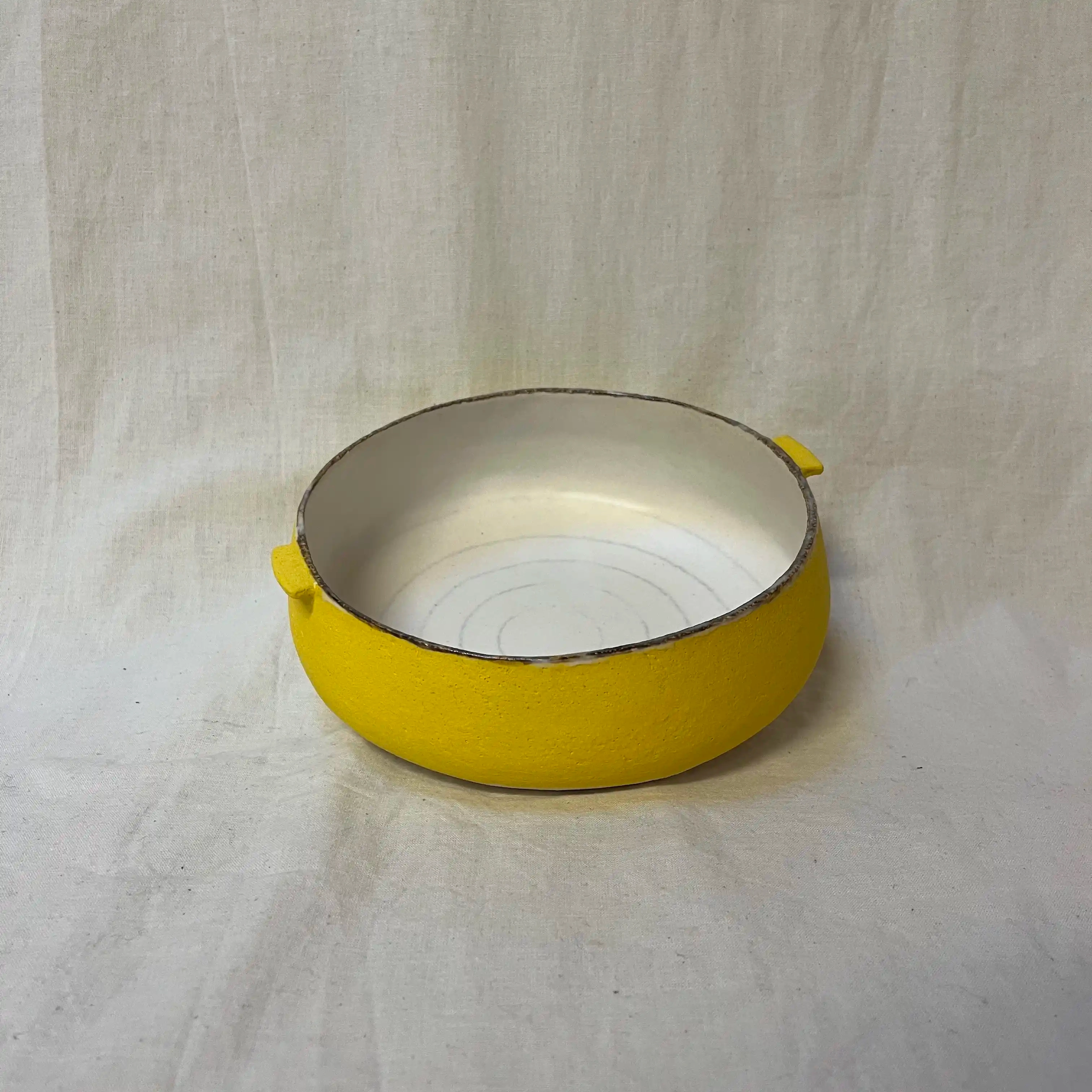 Plat en grès à la plaque. Émaillé à l’intérieur, engobé à l’extérieur