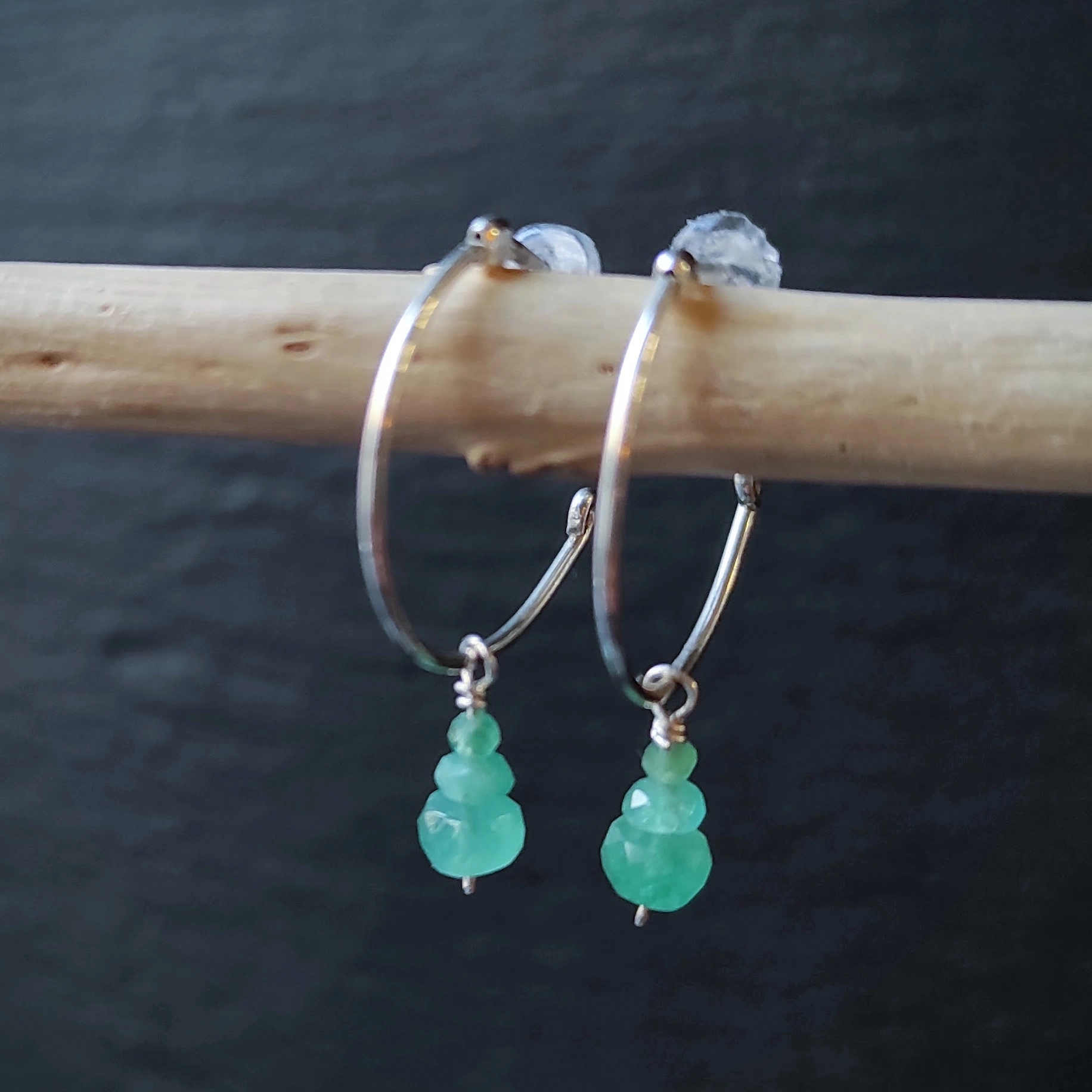 Petites créoles en argent, montées avec de petites émeraudes