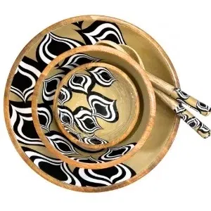 La paire de couverts est constituée d’une fourchette et d’une cuillère, en bois de manguier, avec le manche en résine, aux motifs noirs et blancs avec fond beige.