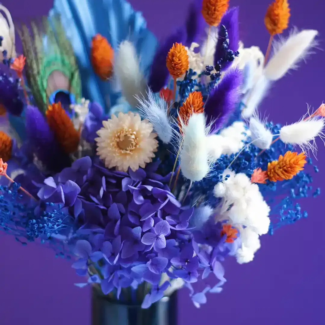 Un bouquet de fleurs séchées aux teintes vibrantes, disponible avec ou sans son vase assorti.
Matériaux : Fleurs séchées et stabilisées
Couleurs : Orange, blanc, violet et bleu
Vase en option : Vase en verre bleu, tel que présenté sur la photo (en option : +15€)