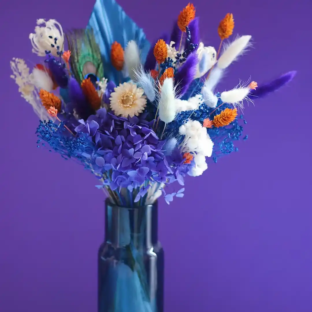 Un bouquet de fleurs séchées aux teintes vibrantes, disponible avec ou sans son vase assorti.
Matériaux : Fleurs séchées et stabilisées
Couleurs : Orange, blanc, violet et bleu
Vase en option : Vase en verre bleu, tel que présenté sur la photo (en option : +15€)