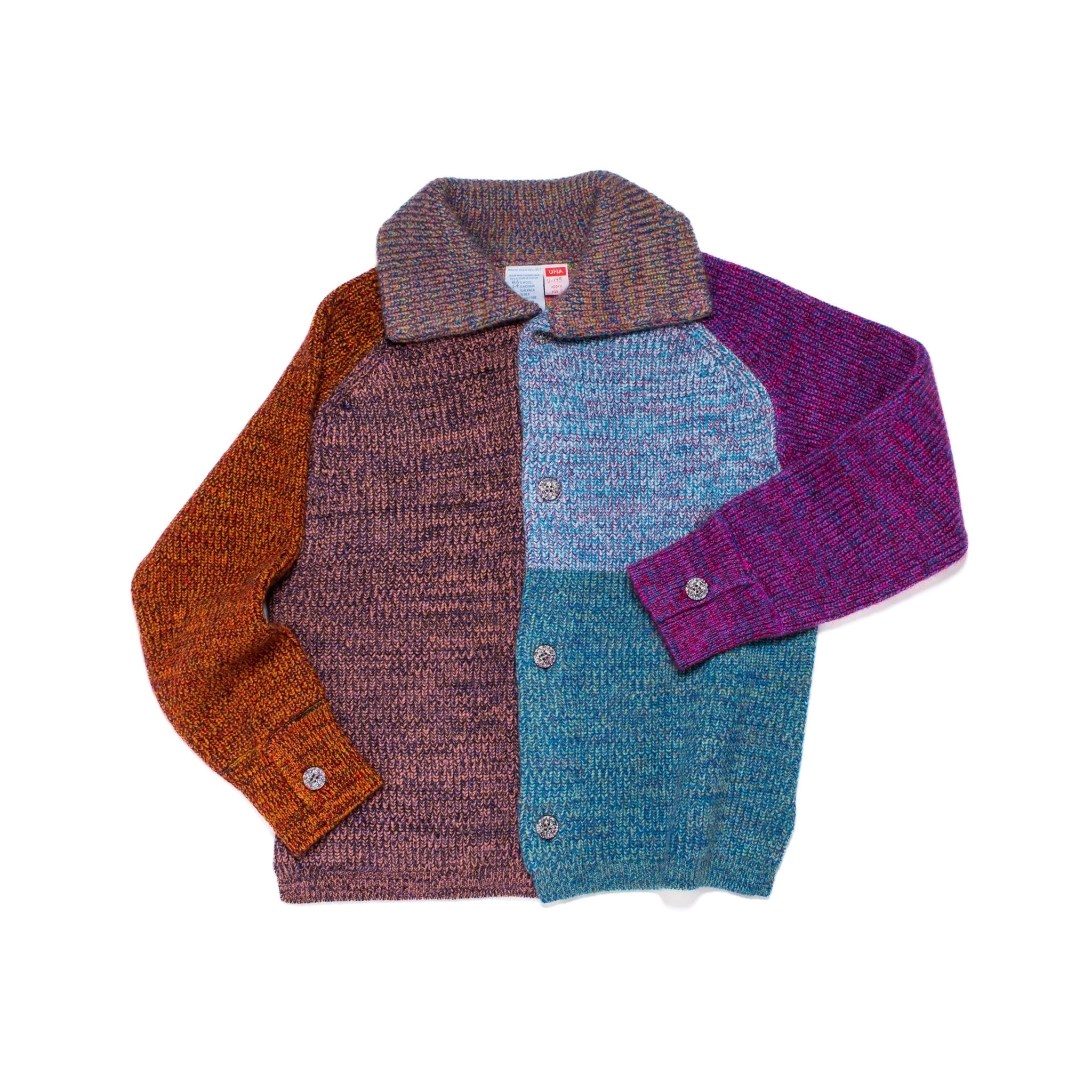 Veste/cardigan tricoté taille S. UNA est un parfait mélange entre une veste et un cardigan, avec un col et des poignets boutonnés.
Elle présente des fentes sur les coutures latérales pour une coupe droite et structurée. Les boutons sont fabriqués à partir de plastique recyclé.
La couleur et le fil sont choisis par la roue de la fortune WYP, ce qui rend chaque pièce véritablement unique au monde.