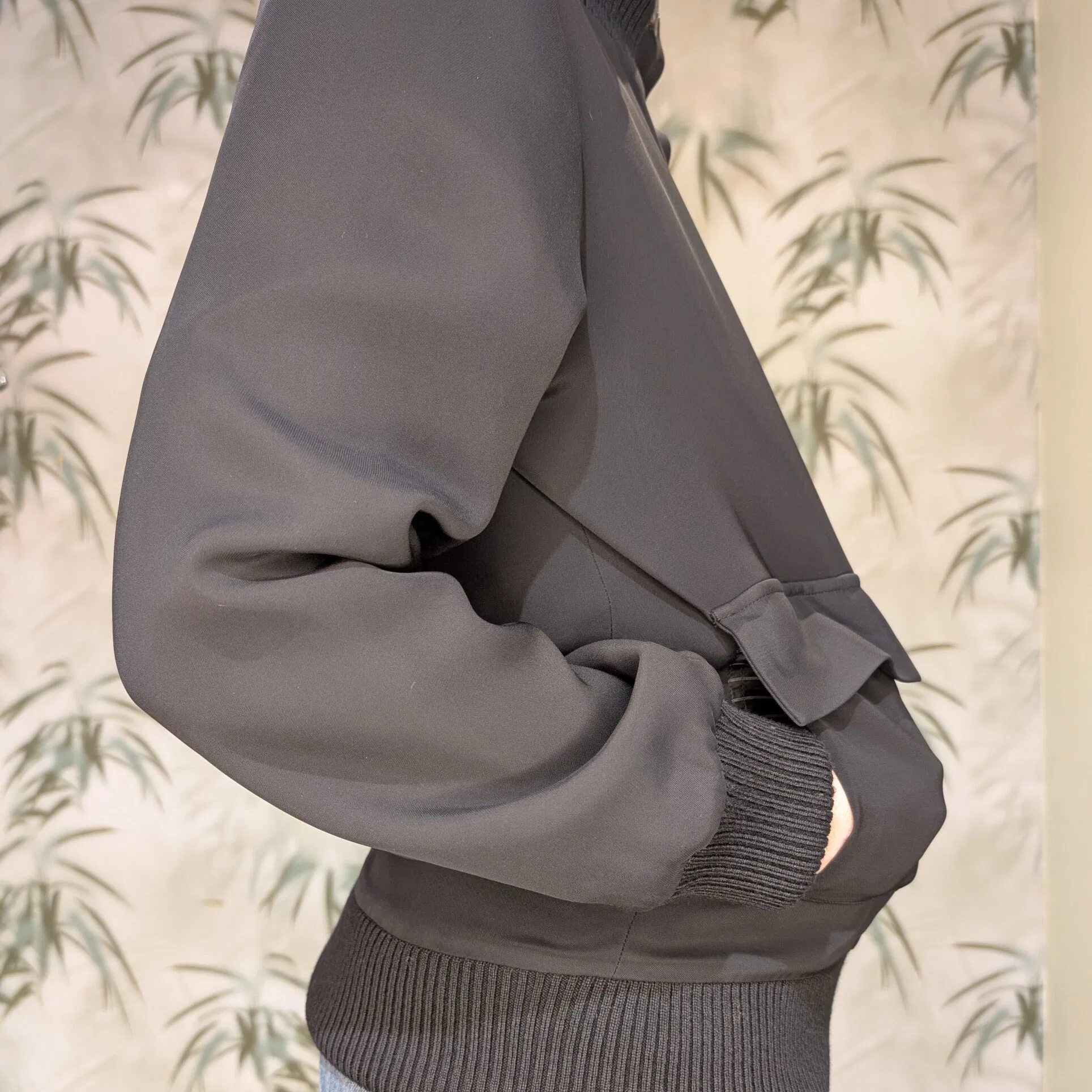 Col montant en bord-côtes
Longueur aux dessus des fesses
Poches doubles : Entrée sur le dessus et sur le côté
Manches et bas de Teddy en bord-côtes Action Maille
Doublé
Insert de portage offert pour envelopper son bébé dans son Teddy
Pièce fabriquée à Paris